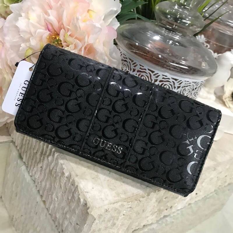 GUESS FACTORY WOMEN'S WALLET กระเป๋าสตางค์ใบยาว3พับดีไซน์ยอดนิยมหนังปั้มโลโก้รอบใบด้านหน้าประดับโลโก้แบรนด์สวยหรู เปิดปิดด้วยฝาปิด ภายในมีช่องใส่รูป ช่องใส่ธนบัตร แบงก์พัน และช่องใส่บัตรหลายช่อง แยกเป็นสัดส่วน ภาพถ่ายจากสินค้าจริง ตัวจริงสวยน่าใช้ค่ะ