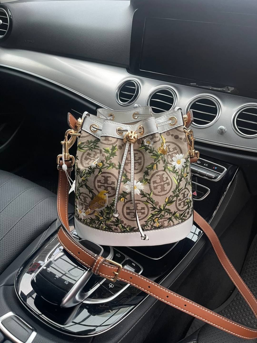 ของแท้ 💯% 】shop Medium : Tory burch t monogram jacquard embroidered bucket รุ่นใหม่ล่าสุดจาก TORY BURCH ครั้งแรกกับโมโนแกรม ที่ได้รับแรงบันดาลใจมาจากโลโก้สุดคลาสสิก