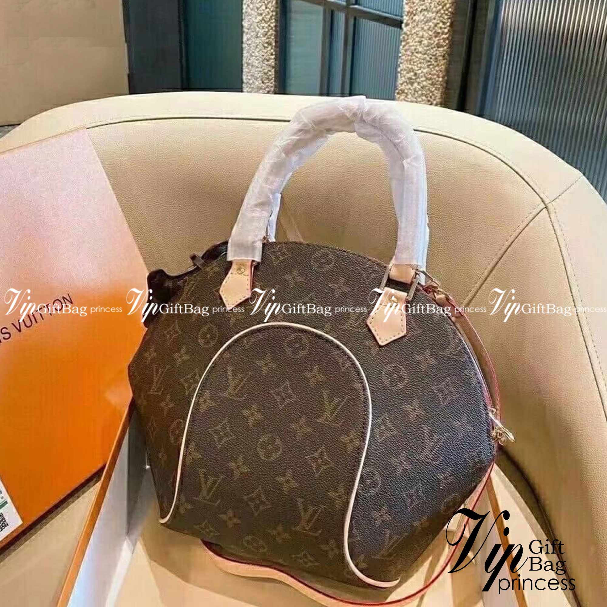LV Ellipse PM Monogram Canvas Handbag กระเป๋าสะพายทรงหรูหรา มีสไตล์ รูปทรงโค้งแต่งขอบหนัง เป็นเอกลักษณ์ลงตัวสมบูรณ์แบบ ใบจริงสวยมากกกก ได้สวยก่อนใคร ต้องจัดแล้วจ้า พร้อมส่งที่นี่ ที่เดียว!! **พิเศษ แถมกระเป๋าสตางค์ใบเล็ก และตัวห้อยน้องหมา คุ้มสุดๆ เลยค่า