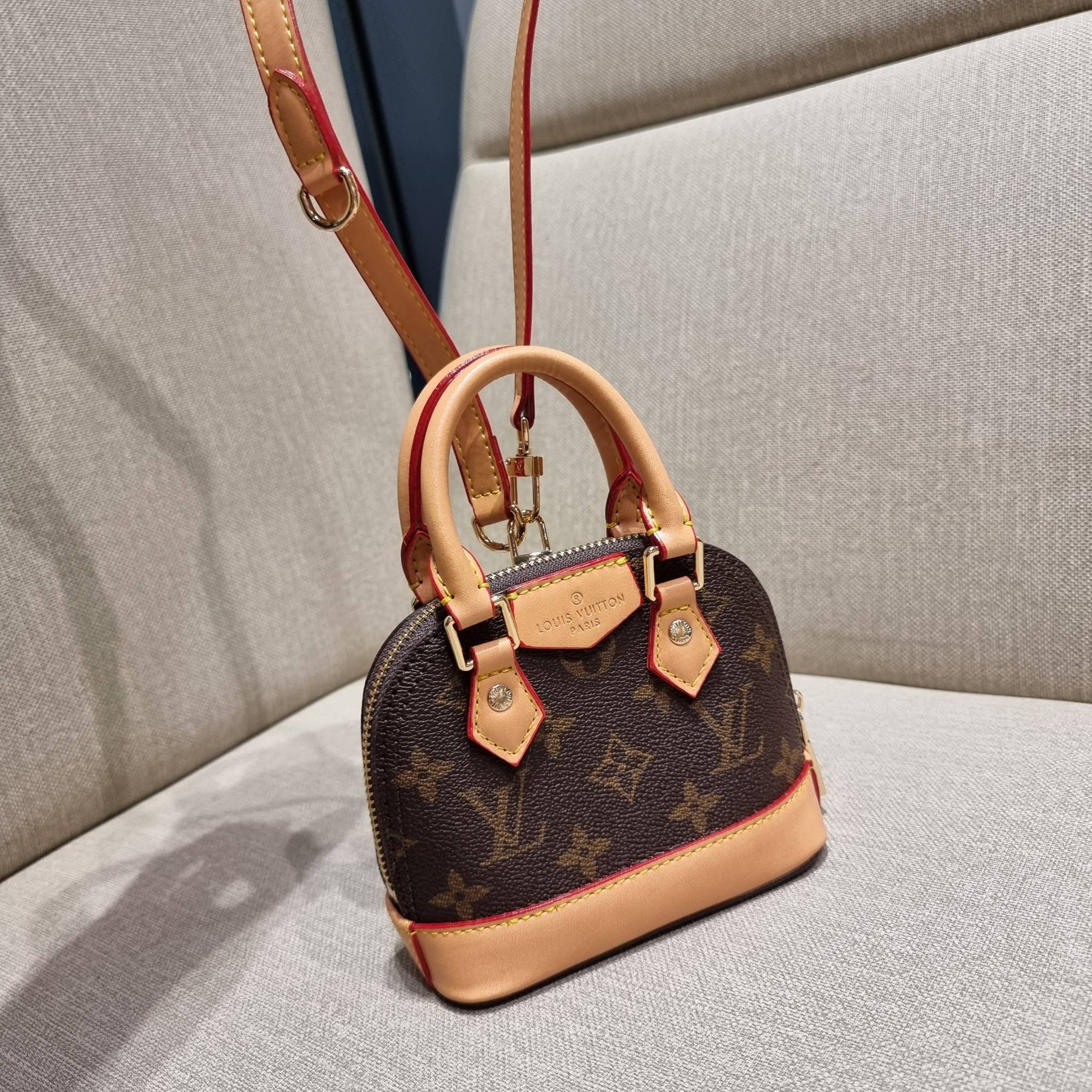 LV TRIO MINI ICONES ใหม่ล่าสุด น่ารักน่าใช้ ที่รวบรวมรุ่นสุดยอดที่เป็นดั่งไอคอนนิค ให้ทุกคนได้สะสมครบคอลเลคชั่น ในไซส์มินิ วัสดุหนังแคนวาสทุกใบ มีสายสะพายข้างให้ เกี่ยวทุกใบรวมสะพายทีเดียว หรือแยกใช้วันแบบ วันละสไตล์ สลับได้ไม่มีเบื่อ มาพร้อม box set ครบ 
