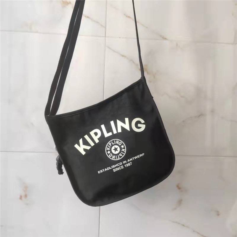 Kipling Patsy M Crossbody คอลเลคชั่นใหม่ล่าสุด ที่ไม่เน้นลวดลายและสีสัน แต่เน้นรูปแบบการใช้งานที่ง่ายแสนง่ายไม่ซับซ้อน ขนาดกำลังดี สามารถใส่ของที่จำเป็นได้ ไม่ว่าจะเป็นโทรศัพท์มือถือหรือกระเป๋าสตางค์ น้ำหนักเบา ด้านในของกระเป๋ายังแบ่งช่องเป็นระเบียบ พกพาไ