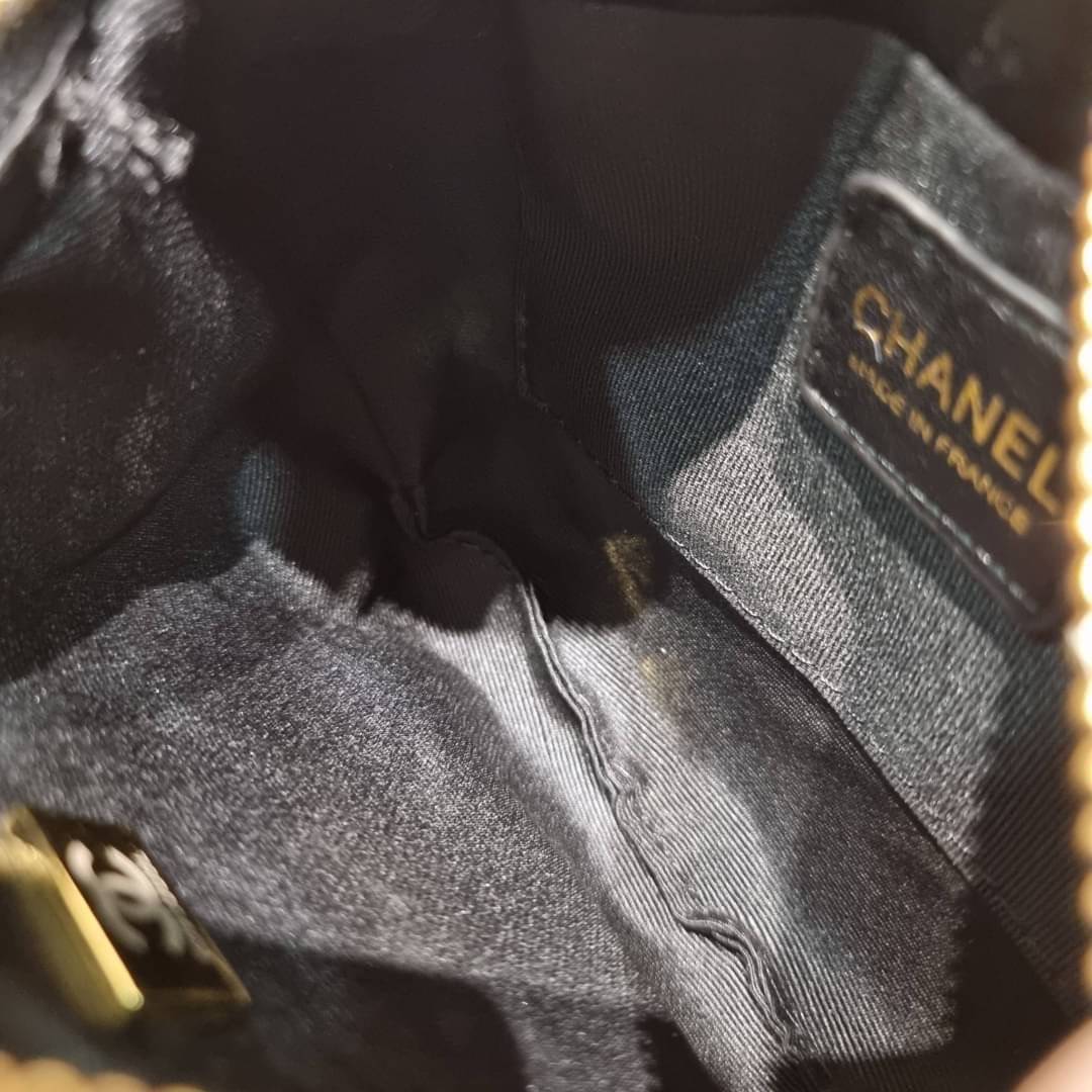 Chanel Pouch Hot item 2023 กระเป๋าสะพายกึ่งพอช ใบเล็กน่ารักน่าใช้ ถือไปไหนก็อัพลุคปัง วัสดุหนังแกะ สัมผัสนิ่มมือ หูจับในตัว ปรับได้อีกเล็กน้อย มาพร้อมสายสะพายโซ่