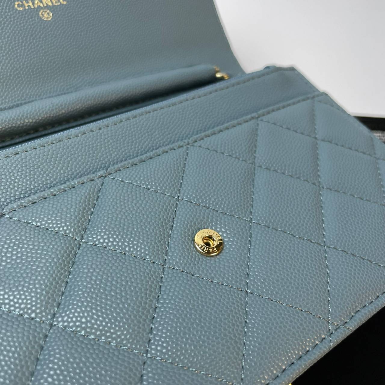 VIP 】หนังแท้ CHANEL WOC style โทนสีพาสเทล กระเป๋าสะพายทรงสวยตลอดกาล วัสดุหนังลายคาเวียร์ เนื้อนุ่ม อยู่ทรงคุณภาพดีตามแบบฉบับของแบรนด์ น้ำหนักเบา ด้านหน้ามีโลโก้แบรนด์อะไหล่หรู มีช่องใส่บัตร ใส่ของจุกจิก เปิดปิดด้วยฝาปิดกระดุม ซับในหนัง ตัวจริงสวยมากๆถูกใจ