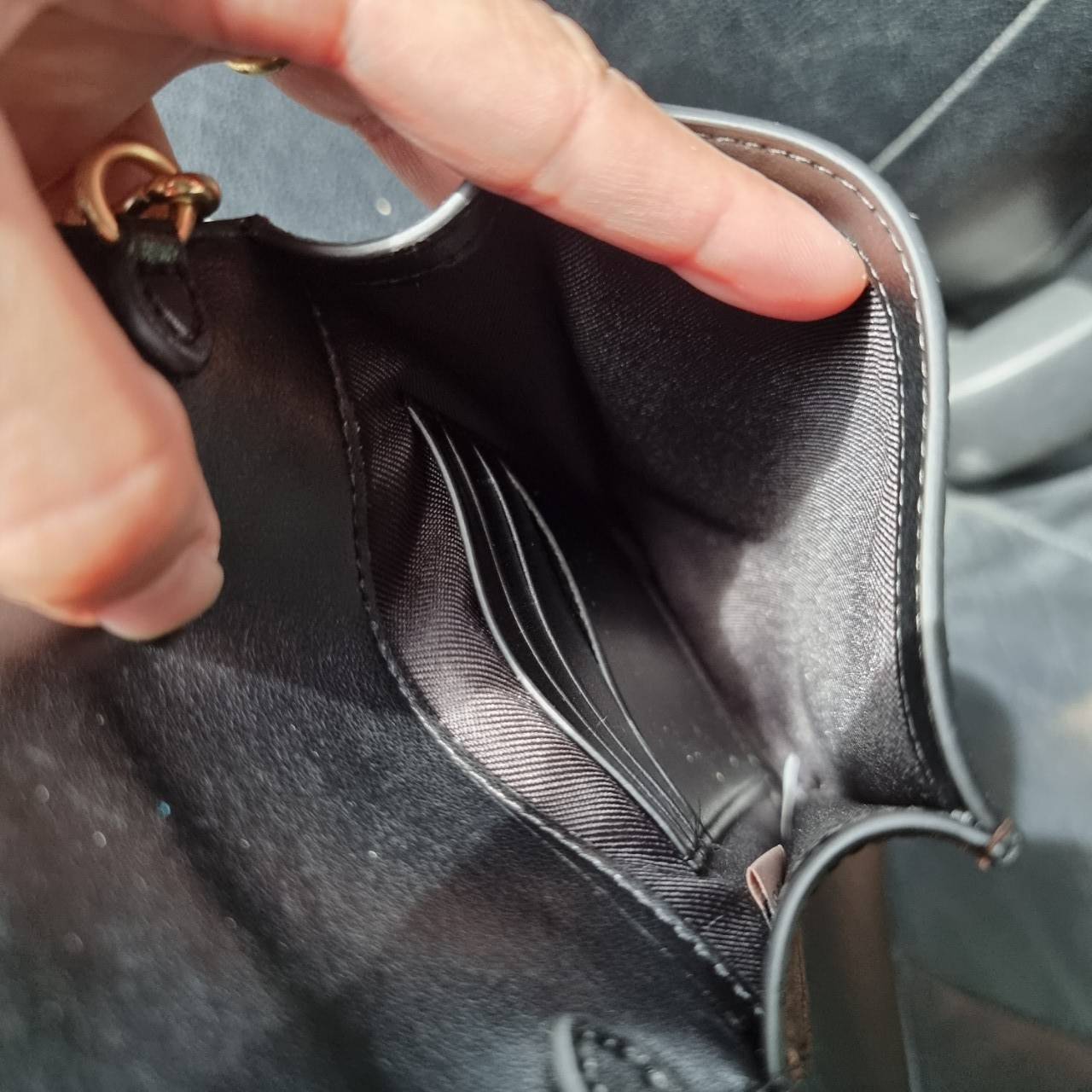 COACH 3051 RACHEL PHONE CROSSBODY IN SIGNATURE CANVAS HOT ITEM!! กระเป๋าสะพาย case phone ต้องมา ให้คุณพกพา gadget ล้ำไปได้ทุกที่ ใส่โทรศัพท์มือถือได้ทุกรุ่น ดีไซน์ใหญ่กว่าเดิม และยังมีช่องเก็บบัตรให้เพิ่มไปอีก ดีไซน์ลายซีคลาสสิค วัสดุหนังแคนวาส เปิด-ปิดด้