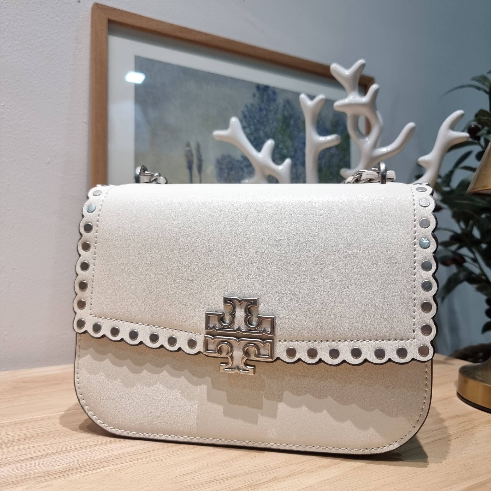 TORY BURCH BRITTEN STUDDED CROSSBODY BAG / Tory Britten Small Adjustable Shoulder Bag คอลเลคชั่นผู้ดี ดีไซน์ใหม่ล่าสุด กระเป๋าสะพายตัวท็อป ที่ตกแต่งด้วยโลโก้และหมุดสวยงาม