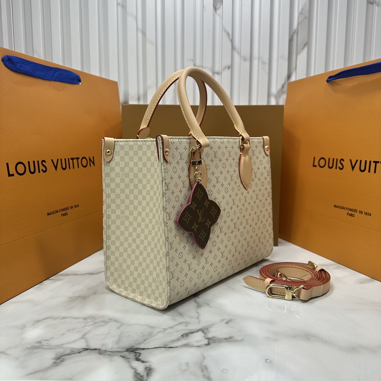 ORI หนังแท้ | LV OnTheGo PM bag Monogram Sand Beige กระเป๋าสะพายทรงโท้ทออนเดอะโก ในคอลเลกชัน LV Romance ยกระดับดีไซน์สำหรับฤดูกาลนี้ด้วยการผสานสัญลักษณ์ไอคอนิกลาย Damier และ Monogram ที่มีเอกลักษณ์ไม่ซ้ำใครของเมซงเข้าด้วยกัน กระเป๋าถือหนังหรูหรา
