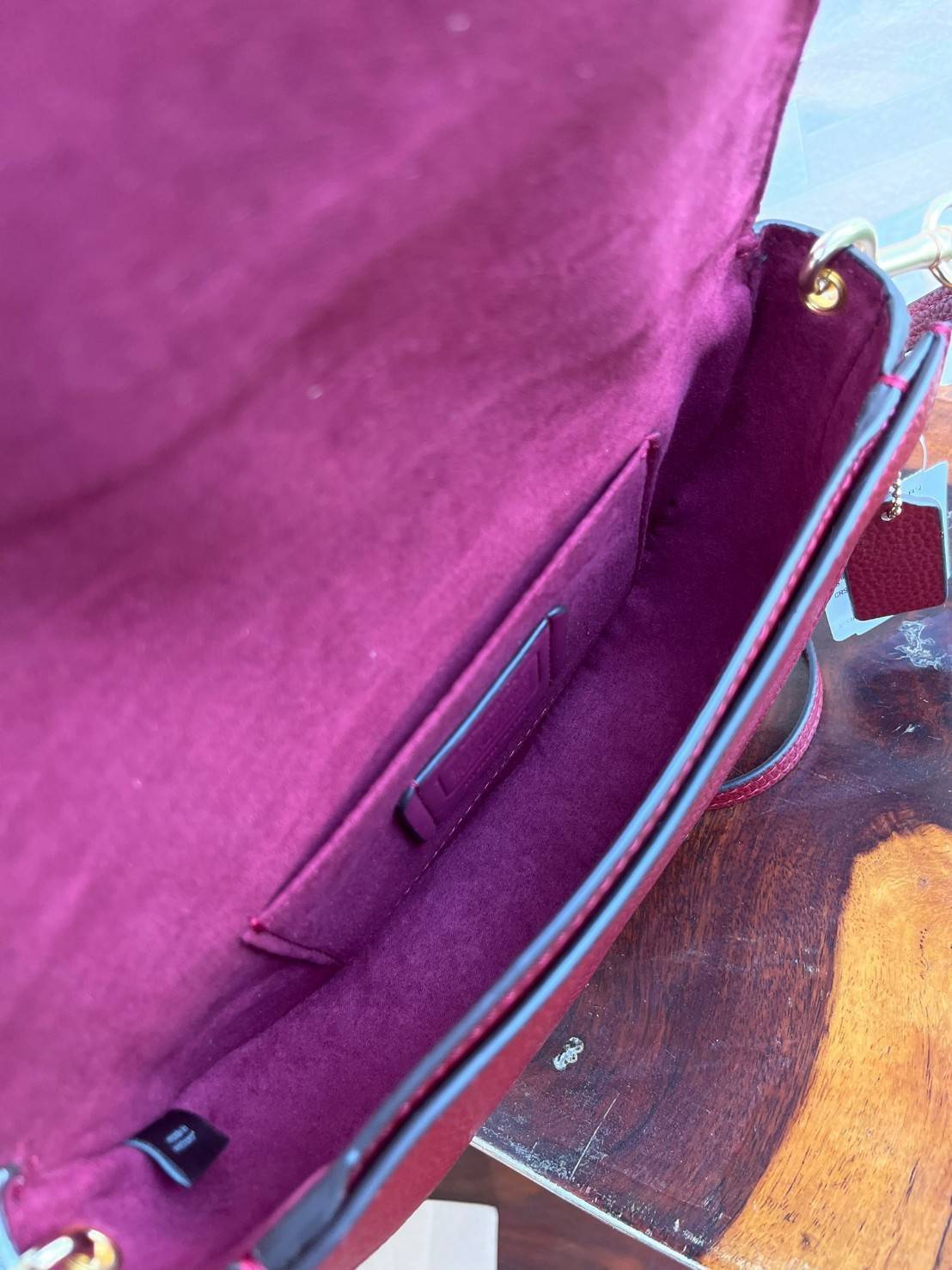 พร้อมส่งที่ไทยครบทั้ง6สีค่ะ 😘 Coach Ellen Crossbody In Signature ((C1432)) กระเป๋าทรงฮาฟมูนรูปทรงคลาสสิก ออกแบบให้มีลักษณะโค้งมน ไม่ดูเป็นทรงแข็งจนเกินไป ดีไซน์และสีของกระเป๋ายังเรียบง่าย เข้าได้กับทุกชุด สะพายครอสบอดี้ร์//สะพายข้าง หรือถือแบบคลัท