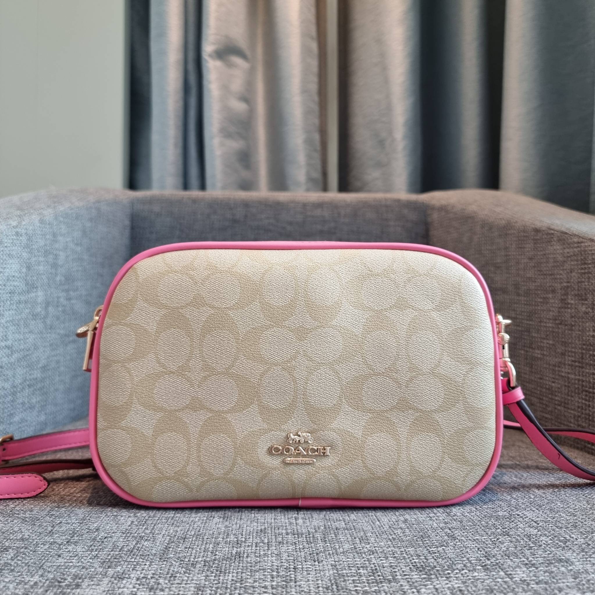 OUTLET 】COACH F68168 JES CROSSBODY IN SIGNATURE CANVAS รุ่นยอดฮิต!! กระเป๋าสะพายข้าง รุ่น 2 ซิป ใบใหญ่จุใจ สีคลาสสิคขายดี!! วัสดุหนังแคนวาสเคลือบลาย เปิด-ปิดด้วยซิป 2 ช่องหลัก ใช้งานง่าย ทรงสวยมากๆรุ่นนี้ มาพร้อมสายสะพาย crossbody ปรับได้ตามตัว ภายในใส่ขอ