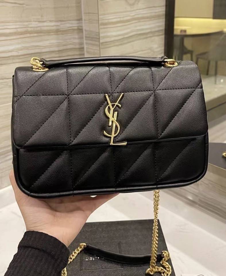 VIP 】SAINT LAURENT JAMIE BAG VIP GIFT WITH PURCHASE (GWP) พรีเมี่ยมกิ้ฟ Limited Edition จาก YSL DUTY FREE COUNTER วัสดุหนังแกะสังเคราะห์ อะไหล่สีทอง ดีไซน์ลายตารางหมากฮอต ประดับโลโก้แบรนด์ที่ด้านหน้า รูปทรงสวย มีหูจับถนัดมือสายสะพายโซ่เลื่อนปรับระดับได้..