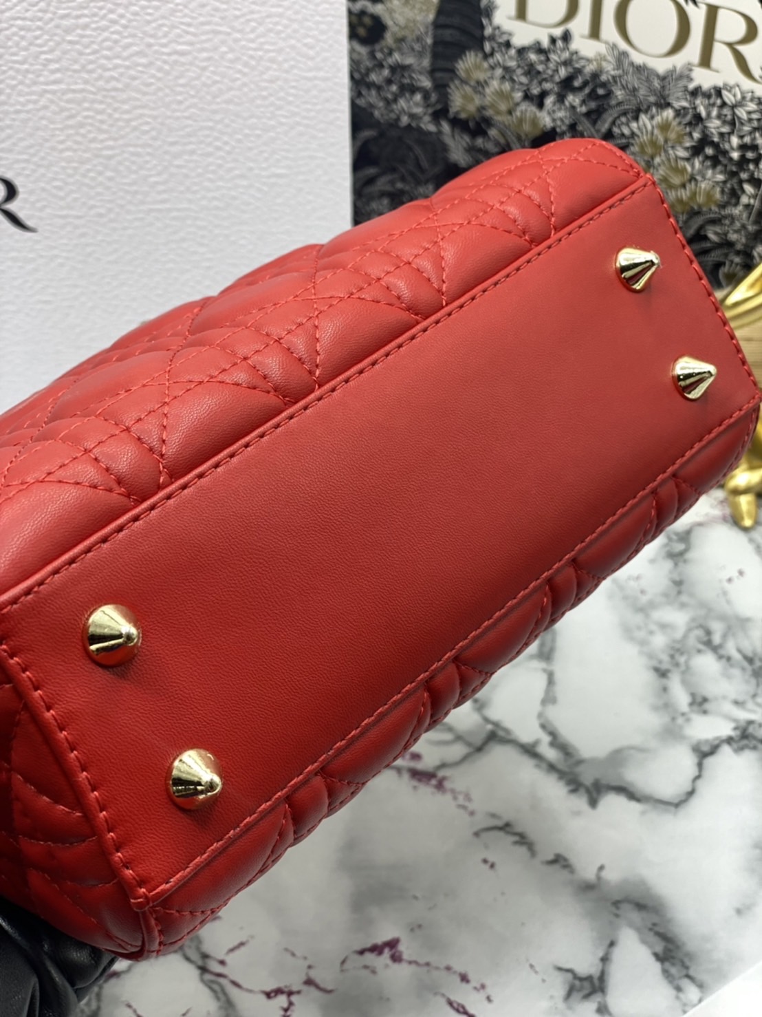 หนังแท้ DIOR LADY BAG 20cm ความสง่างามอีกหนึ่งรุ่นของ Dior รูปทรงสีเหลียม ขนาดกระทัดรัด ตั้งอยู่ทรง ฐานกระเป๋าแข็งแรง มีหมุดรองฐาน ดีไซน์ที่มีเอกลักษณ์เฉพาะตัว ด้านหน้าตกแต่งด้วยตัวอักษร D.I.R ห้อยเป็นพวงกุญแจ จะถือด้วยมือหรือสะพายไหล่ก็ดูดีมากๆ ค่ะ