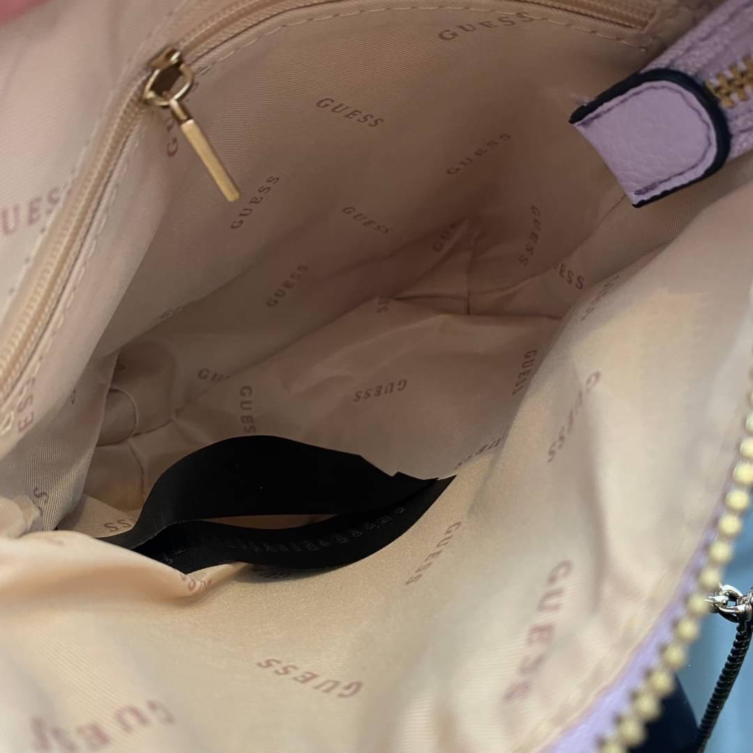 Guess Amara Bucket Handbag ซื้อ 1 ได้ถึง 2 กระเป๋ารุ่นใหม่ล่าสุดทรงถังสุดน่ารัก พิมพ์ลายรอบใบ วัสดุหนังนิ่มคุณภาพดี นิ่ม น้ำหนักเบา ด้านหน้าประดับด้วยโลโก้แบรนด์สวยโดดเด่น เปิด-ปิดด้วยด้วยตัวคล้องอะไหล่เงินสะดวกใช้ ด้านในโล่ง มีสายยาวปรับระดับได้มาให้ มาพ