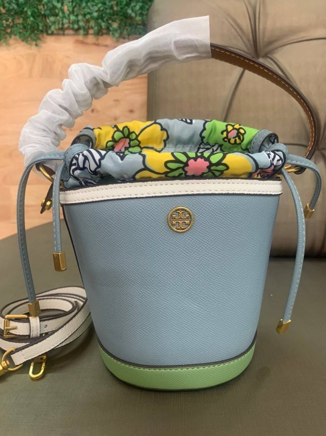 Tory Burch Robinson mini bucket bag กระเป๋าถือและสะพาย Crossbody ทรงถังสวยสุดฮิต เป็นรูปทรงใหม่ มาแรงที่สุดในตอนนี้!! ประดับโลโก้ด้านหน้า สวยโดดเด่นไม่เหมือนใคร วัสดุหนังวัวแท้ หนังสวย น้ำหนักเบา ตั้งอยู่ทรง ด้านในมีกระเป๋าผ้าลายแบรนด์ สามารถถอดออกได้ ภาย