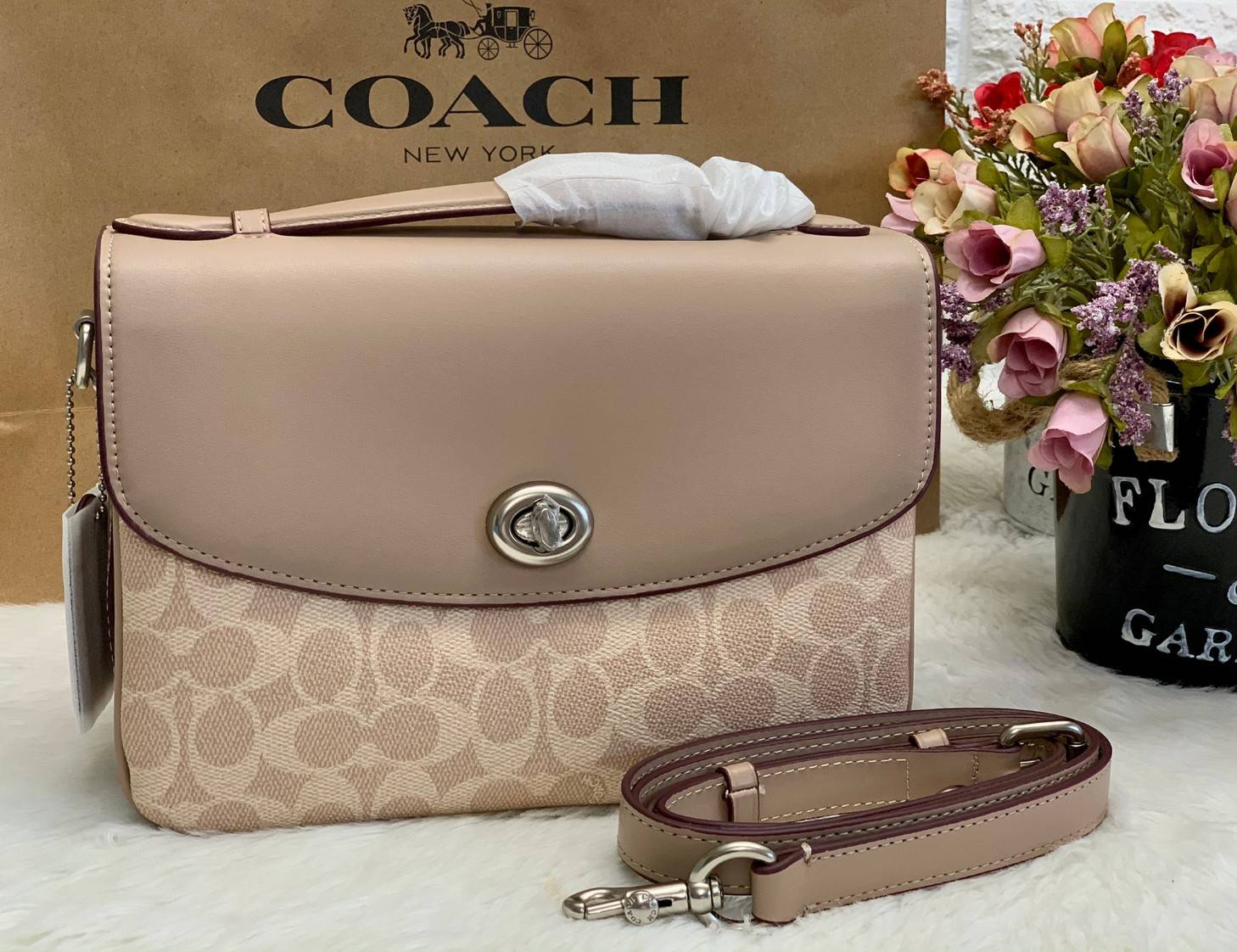 COACH CASSIE CROSSBODY BAG((68349//68348)) พร้อมส่งค่ะ! รุ่นฮิต กระเป๋าหิ้วได้//สะพายข้างหรือครอสบอดี้ร์ได้ หนังแท้นิ่มสวย เปิดปิดกระเป๋าแบบหมุนล็อค ภายในกระเป๋ามี3ช่องให้ใส่ของ แต่ล่ะช่องกว้าง สามารถใส่กระเป๋าเงินใบยาวได้;ของอื่นๆได้จุทีเดียวค่ะ ;มีช่องซ