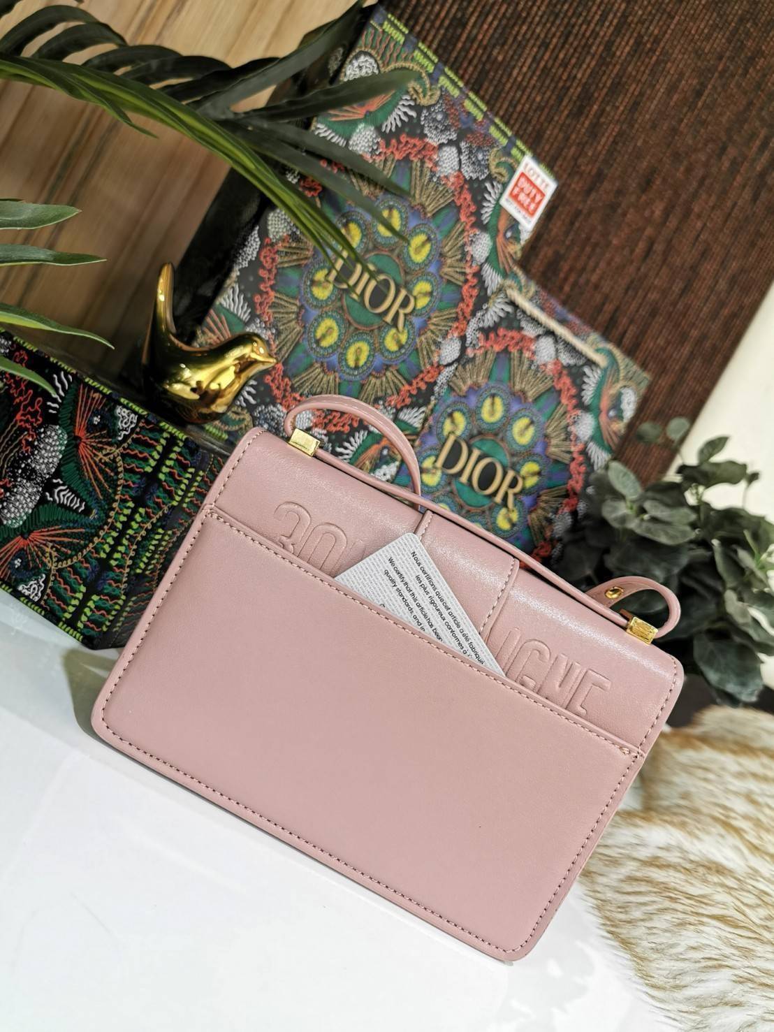 CHRISTIAN DIOR MINI BAG VIP GIFT WITH PURCHASE (GWP) พรีเมี่ยมกิ้ฟ Limited Edition จาก DIOR DUTYFREE COUNTER วัสดุหนังแท้ Calfskin ทรงสี่เหลี่ยมหนังเรียบสวยหรูอยู่ทรงเปิดปิดด้วยฝาปิดโลโก้แบรนด์อะไหล่ทองด้านหลังมีช่องใส่ของ ภายในโล่งมีโลโก้สามารถใส่มือถือข