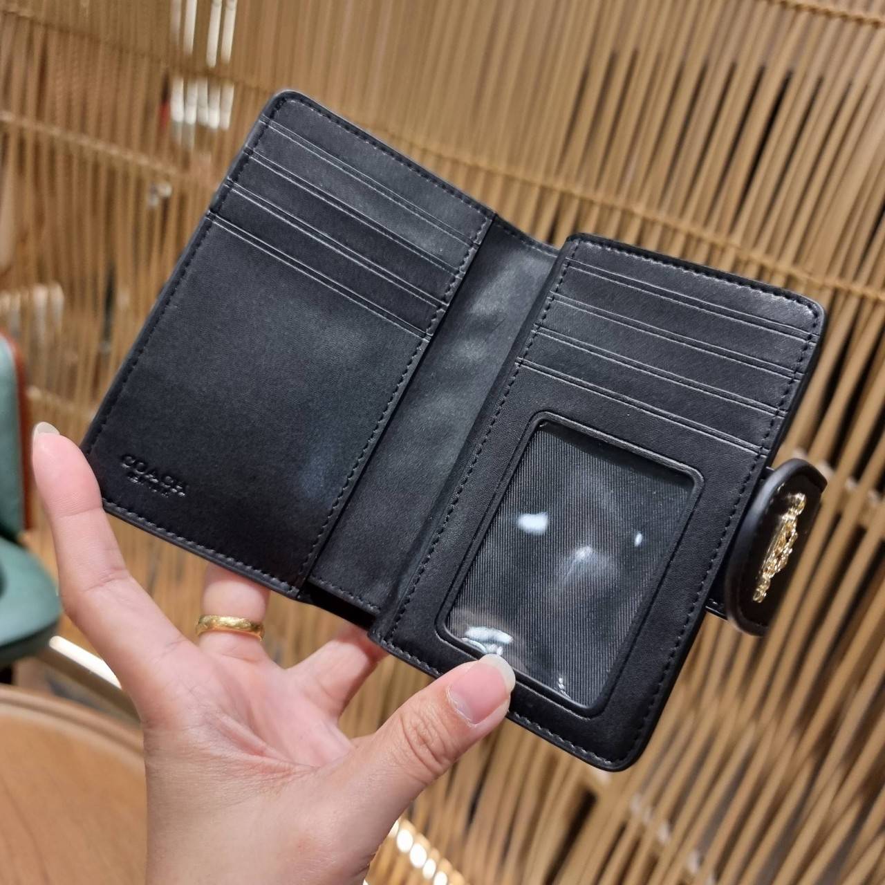 COACH C3454 MEDIUM CORNER ZIP WALLET ความหรูที่ซื้อได้!! กระเป๋าสตางค์ดีไซน์ใหม่ล่าสุด ออกแบบมาหรูดูดี ดีเทลลูกเล่นบุหนัง nappa นิ่มขึ้นเงาสวยมากๆ เปิด-ปิดใช้งานง่าย มีช่องซิปแยก มีช่องใส่บัตร ใส่ธนบัตรได้ทุกชนิด สะดวกใช้จริงๆใบนี้ สาวๆได้ไปใช้แล้วไม่อยาก