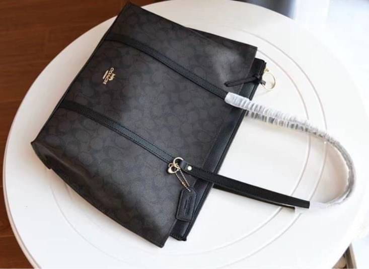 COACH 2319 MAY TOTE IN COLORBLOCK SIGNATURE CANVAS กระเป๋าโท้ท ดีไซน์ใหม่ล่าสุด!! 💕💕 เก๋ตรงปากกระเป๋า คล้ายกระเป๋าซ้อนในตัว สีตัดกับตัวกระเป๋าได้อย่างลงตัว ทรงสวย ใบใหญ่ใส่ของได้เยอะ เปิด-ปิดด้วยซิป รูดใช้งานง่าย ภายในโล่งกว้าง ด้านหลังมีช