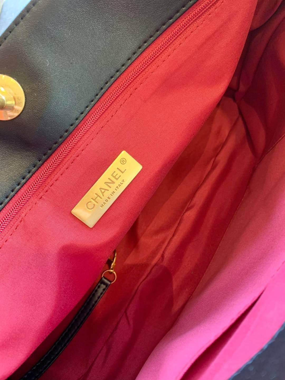 CHANEL SHOPPING BAG พร้อมส่ง ใหม่ล่าสุด และที่สุดของที่สุด กระเป๋าหนังแกะสังเคราะห์อย่างดี ใบใหญ่ 📌หนังนุ่มมากๆ ลายนวม หนังมีความลื่นเงาค่ะ 🌟โดดเด่นด้วยโลโก้แบรนด์และสายสะพายไหล่ใช้โลหะอย่างดีแถมสวยและหรูมากๆเลย ภายในกระเป๋ากว้างใส่สัมภาระ