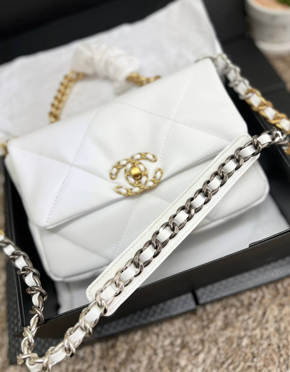 CHANEL 19 FLAP BAG / CHANEL LEATHER SHOULD BAG จำนวนจำกัด_หนึ่งในรุ่นที่สาวๆต้องมีค่า 🌟พร้อมส่ง ที่สุดของความคลาสสิค ห้ามพลาด ก่อนหมดค่ะ! กับกระเป๋าที่สามารถหิ้วได้