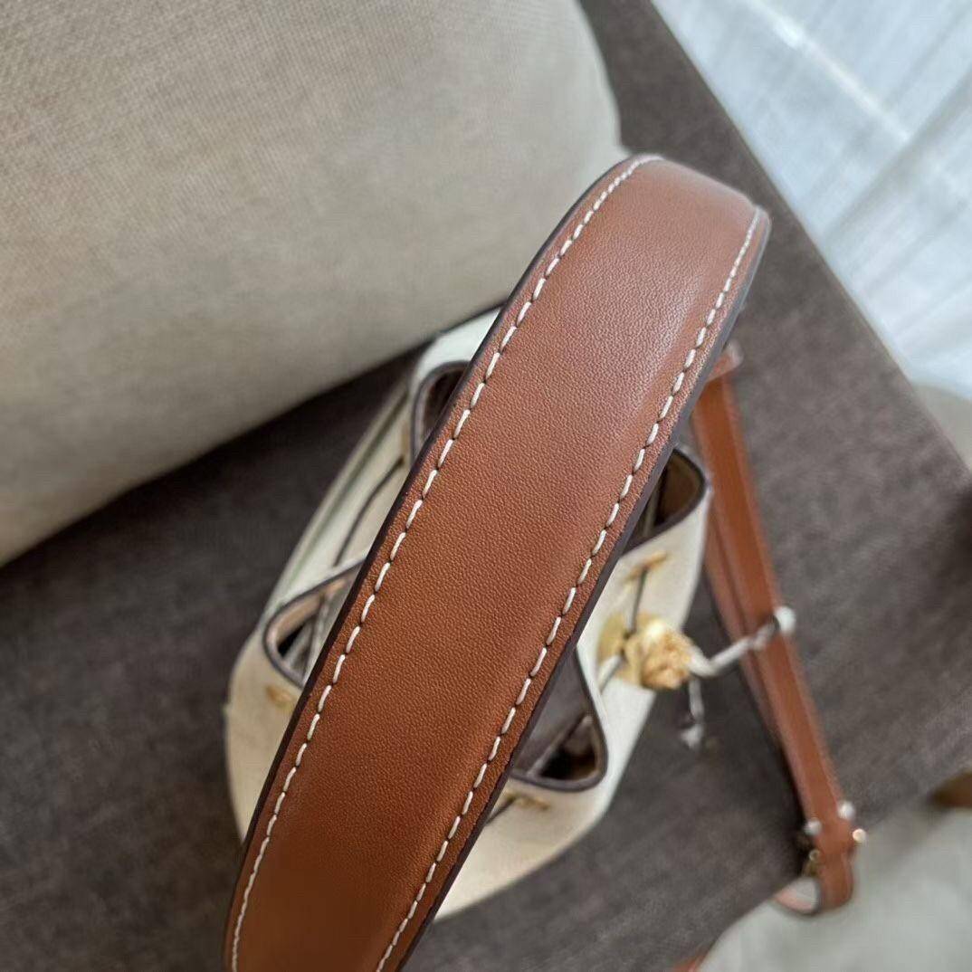 ของแท้ 💯% 】Tory T Monogram Perforated Bucket Bag New collection กระเป๋าถือหรือสะพาย ใหม่ล่าสุด สีขาวงาช้าง งานประณีตมาก วัสดุหนังวัวแท้ ลายฉลุ จะถือหรือสะพายได้หมด