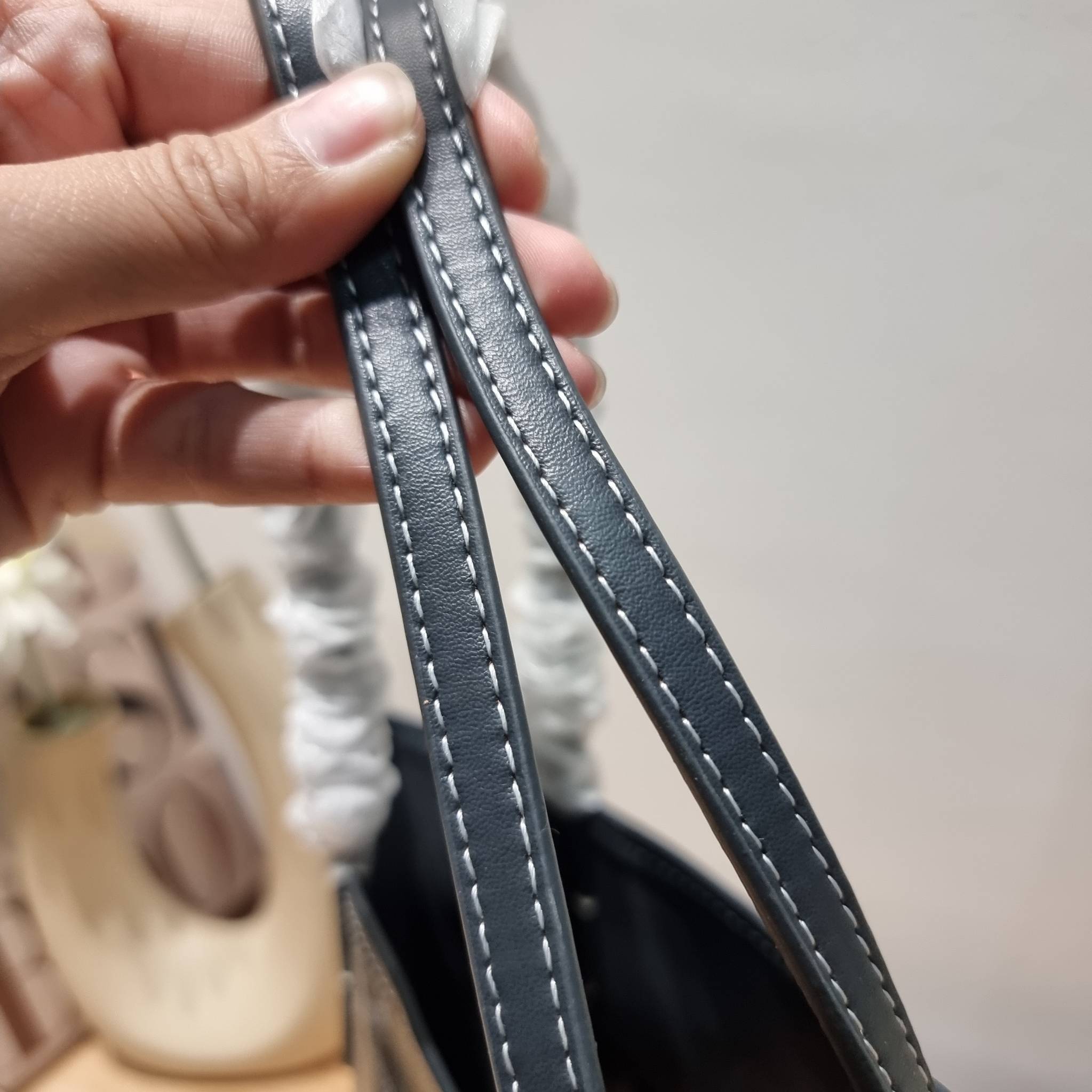 GOYARD MINI ANJOU REVERSIBLE TOTE ฮอตไอเท็ม กับกระเป๋าสะพายทรงโท้ท ไซส์มินิ กะทัดรัดมาก มาครบสีขายดี เลิศทุกสี รูปทรงคลาสสิค ดีไซน์เป็นเอกลักษณ์ ใช้งานได้หลากหลาย สามารถกลับด้านใช้ได้แบบไม่มีเบื่อ