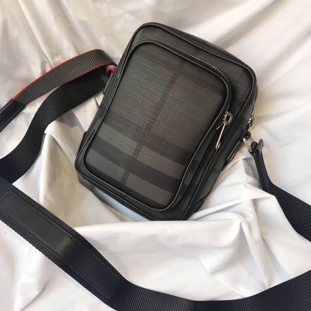 พรีเมี่ยมกิ๊ฟแท้ 100% 】BURBERRY Iconic British Luxury Brand shoulder bag in vintage VIP GIFT WITH PURCHASE (GWP) วัสดุหนังแท้ กระเป๋าสะพายผู้ชายสีดำสุดคลาสสิค