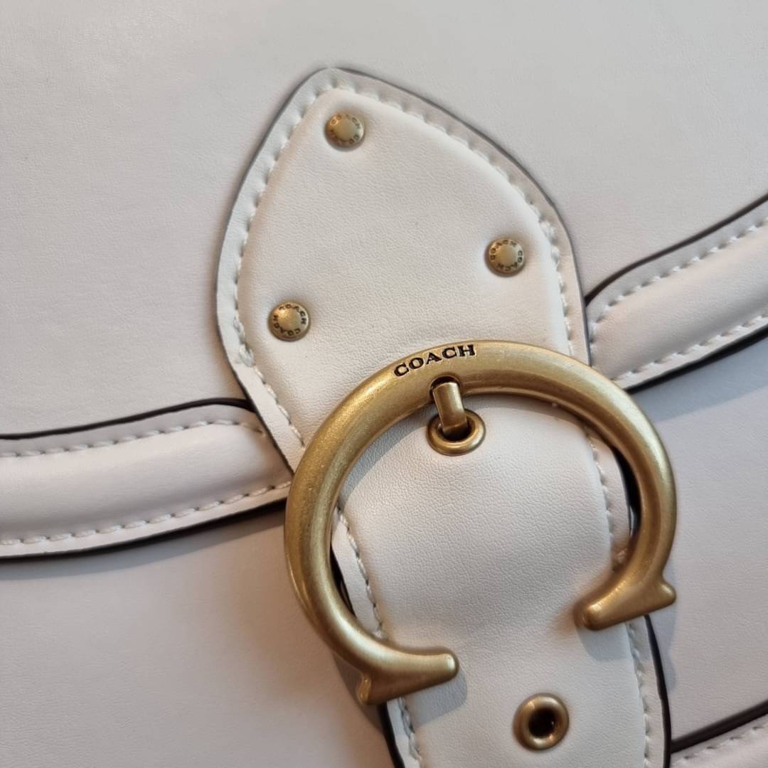 COACH C0749 BEAT SADDLE BAG The best item! ที่สาวๆรอคอย! ฮอตไฟลุก! สีหายาก ละมุนคุณหนู คอลเลคชั่นใหม่ ดีไซน์หรูหรา พิเศษมากๆมาพร้อมสายสะพาย 2 เส้น ใช้คู่กันหรือแยกสะพายก็สวยครบสูตร กระเป๋าสะพายทรง saddle คลาสสิค วัสดุหนัง glove-tanned ทนทาน เปิด-ปิดด้วยกร