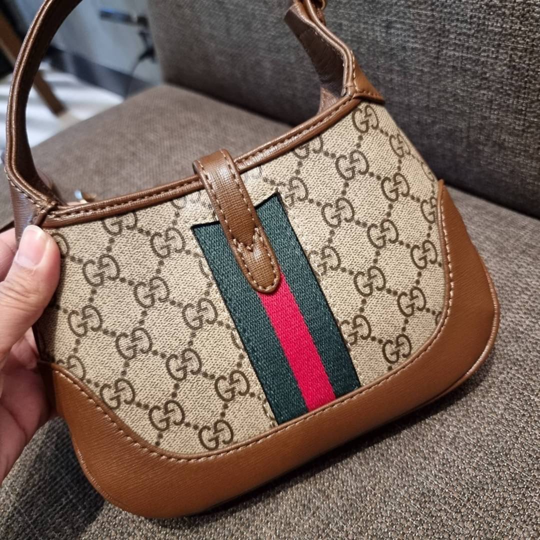 GUCCI Jackie 1961 Mini Hobo Bag GC MULTI BAG น้องคนสวย ใบเล็กแต่สุดว้าว กระเป๋าถือ/สะพายข้างวีไอพี พรีเมี้ยมกิ๊ฟที่จะทำให้หลงรักกันไปแบบสุดๆ น้องน่ารักมีดีเทลแฝงความหรูในตัว วัสดุหนังแคนวาสทนทาน อยู่ทรง ปากกระเป๋ามีตัวล็อค ภายในเป็นช่องโล่ง มีช่องใส่บัตรภ