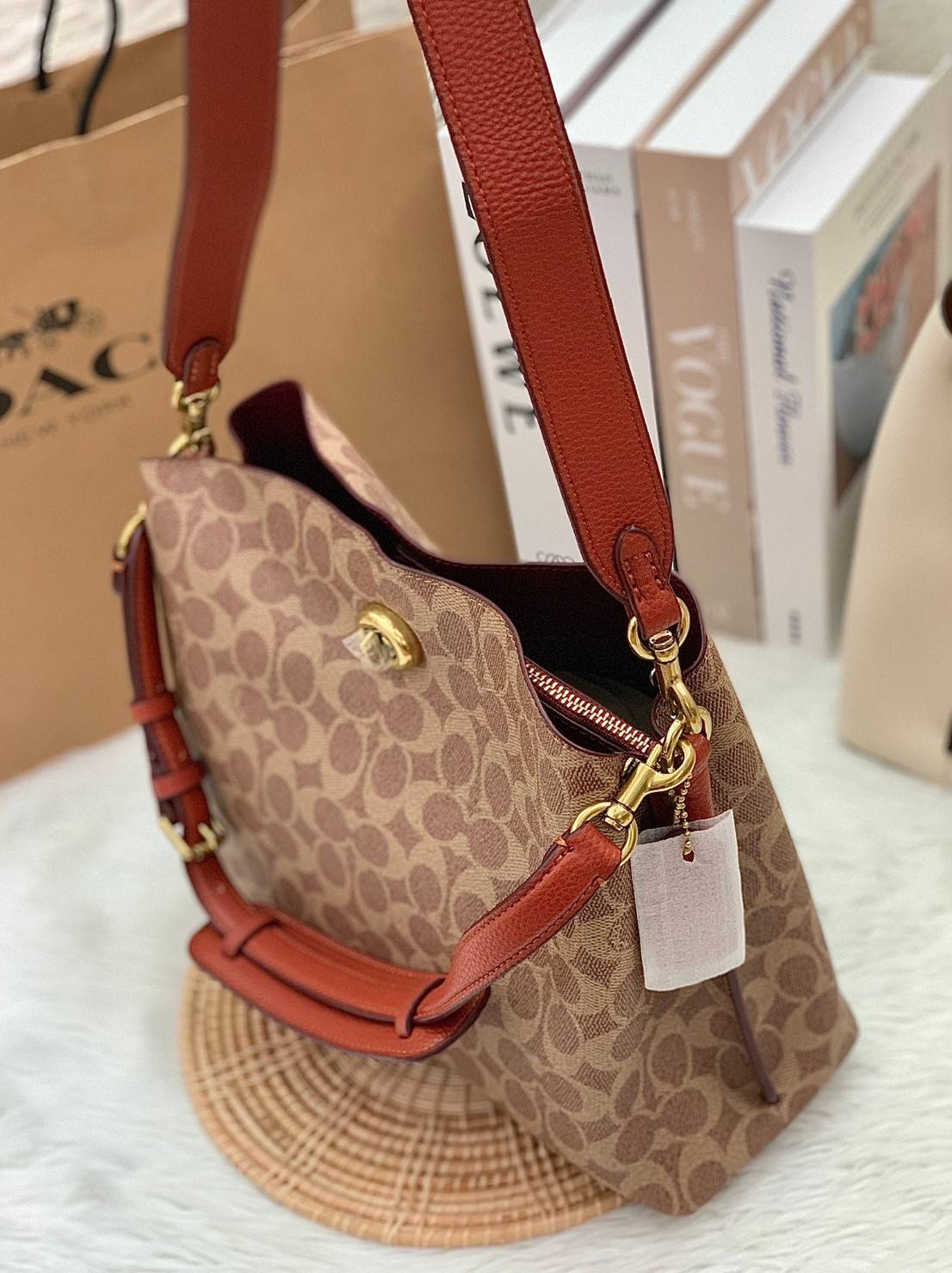 COACH WILLOW SHOULDER BAG ((C2745//C2590//C2621)) พร้อมส่งที่ไทย รุ่นแนะนำค่ะ🔥🔥 🔺กระเป๋าหิ้ว//คล้องไหล่//สะพายข้าง สุดคุ้ม! หนังแท้ชั้นดี ได้ไปหลงรักแน่นอนค่ะ หนังสวยมากๆ😘 🔺ตัวกระเป๋าแบ่งเป็นสองช่องหลัก ด้านนึงเป็นแ