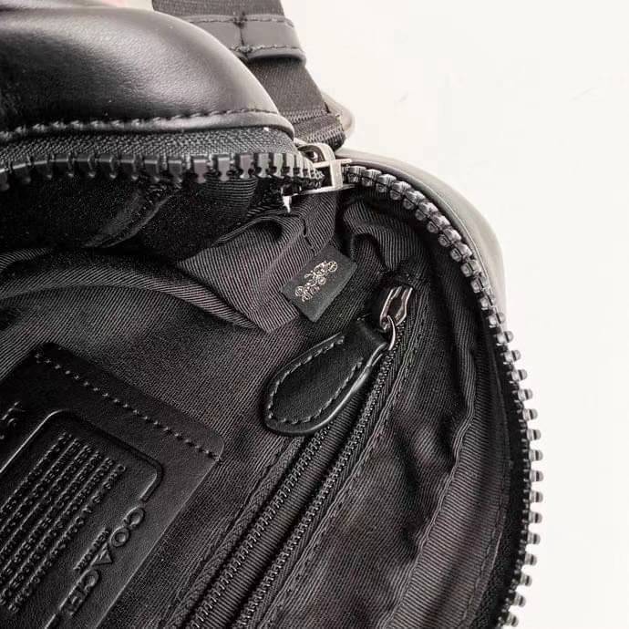 COACH EDGE CROSSBODY IN SIGNATURE CANVAS กระเป๋าสะพายครอสบอดี้ร์ วัสดุหนังแท้ หนังนิ่มอย่างดีค่ะ ด้านหน้ามีช่องซิปซ่อนให้หนึ่งช่อง เปิดปิดช่องหลักแบบซิปคู่ภายในกว้าง ใส่ของได้จุเลยนะคะ มีช่องซิปและช่องเล็กให้อีก2ช่อง;ด้านหลังกระเป๋าเป็นช่องโล่งใส่ของอีกช่