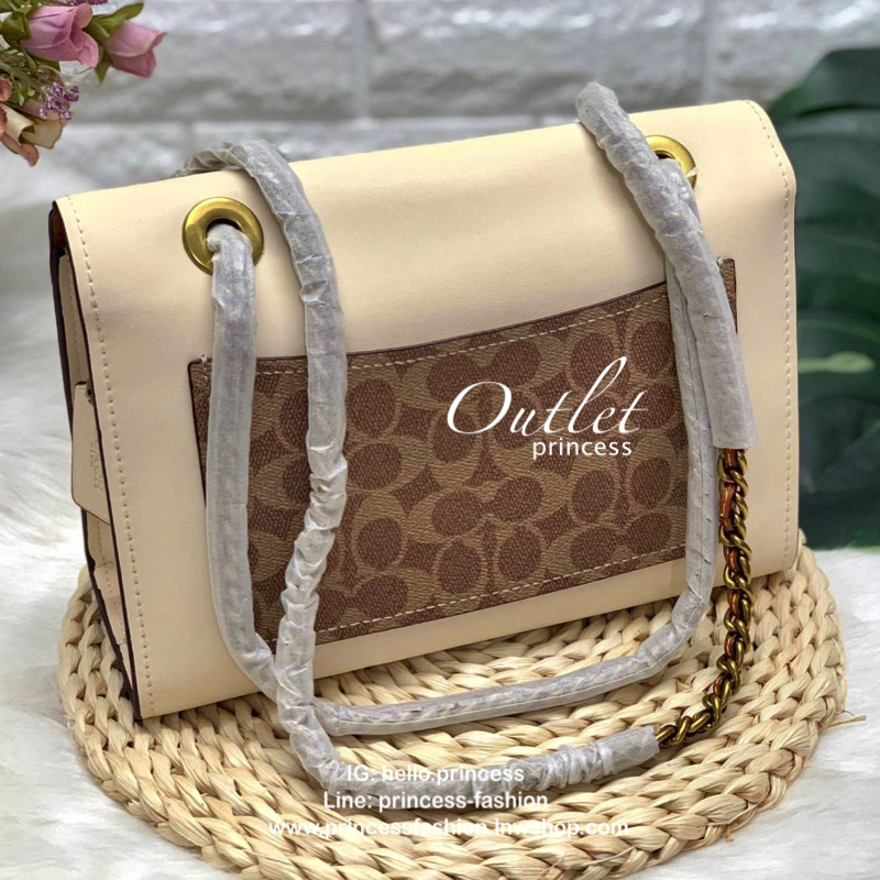 COACH PARKER SIGNATURE SHOULDER BAG กระเป๋าสะพายข้าง/ crossbody หนังแกะแท้ น้ำหนักเบา สวยหรู เปิดปิดกระเป๋าแบบหมุนล็อค อะไหล่รูปเป็นดอกคามิเลีย ภายในกระเป๋ากว้าง แบ่ง 2 ช่องหลัก ช่องซิปคั่นกลางเป็นสัดส่วน ใส่ wallet ยาว ของส่วนตัวใช้ได้ บุหนังกลับผสมกำมะห