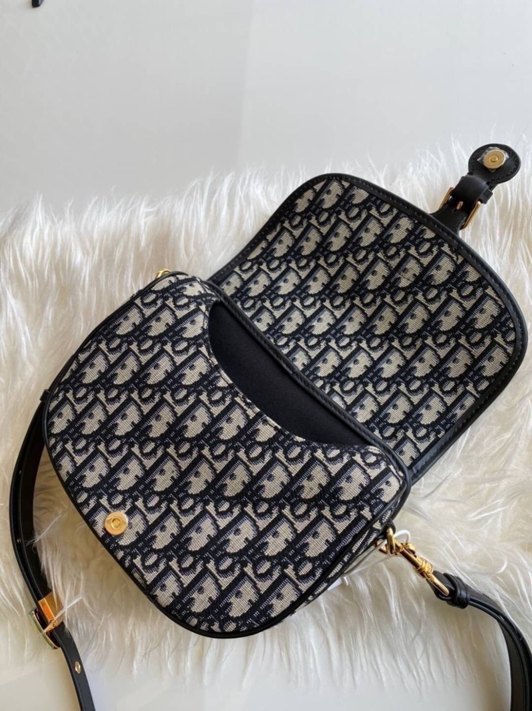 VIP GIFT CHRISTIAN DIOR MEDIUM DIOR BOBBY BAG เรียบหรู ดูดี ก็ต้องไอเท็มนี้ไม่อยากให้พลาด!! สะพายหนังสุดคลาสสิก สวยหรูดูแพงมากๆ สวยเลิศ ใบจริงน่าใช้เกินเบอร์มากจริงๆ งานเลิศๆในราคาสุดคุ้มสาวๆ must have จ้า!! ภาพถ่ายจากสินค้าจริง! สวยมาก พร้อมส่งที่ไทยราคา