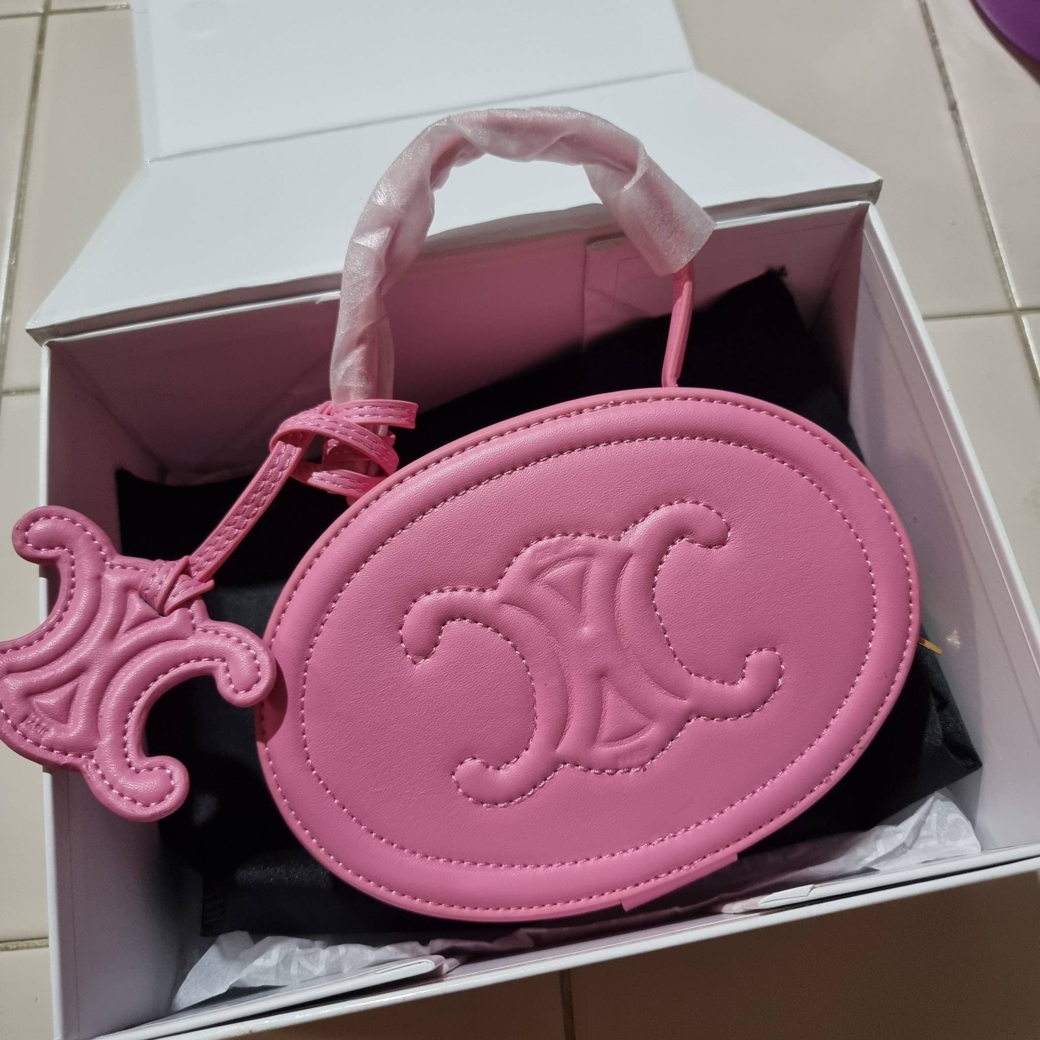 VIP 🥂 CELINE OVAL MINAUDIERE CUIR TRIOMPHE น้องน่ารักม้ากกกก!! น่ารักตะโกนไปเลย!! กับกระเป๋าทรง oval รุ่นแรร์ไอเท็ม ที่หายาก และ sold out ไปหลายรอบ!! น้องใบกะทัดรัด สำหรับสาวๆที่ชอบพกพกของแบบง่ายๆ ให้ชีวิตไม่ยุ่งยาก คล้องแขนใช้งานเก๋ๆ วัสดุหนังสัง