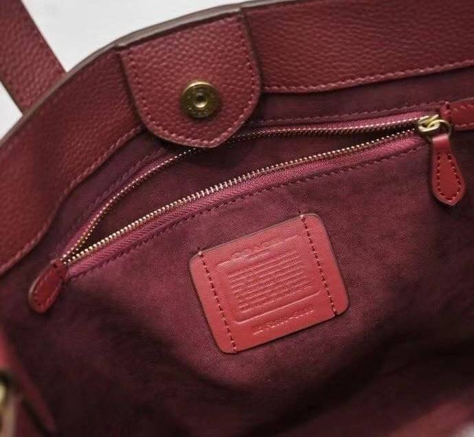 OUTLET 】COACH DEMPSEY TOTE IN SIGNATURE JACQUARD COACH C1917 Dempsey Field Tote คอลเลคชั่นใหม่ เอาใจสายคุณหนู กระเป๋าทรงโท้ท ไซส์กำลังสวย น่ารักน่าใช้มากๆ ฟังก์ชั่นการใช้งานสะดวกที่สุด มีทั้งสายคล้องในตัว และสายครอสบอดี้ วัสดุผ้า jacquard สลับหนัง pepble 