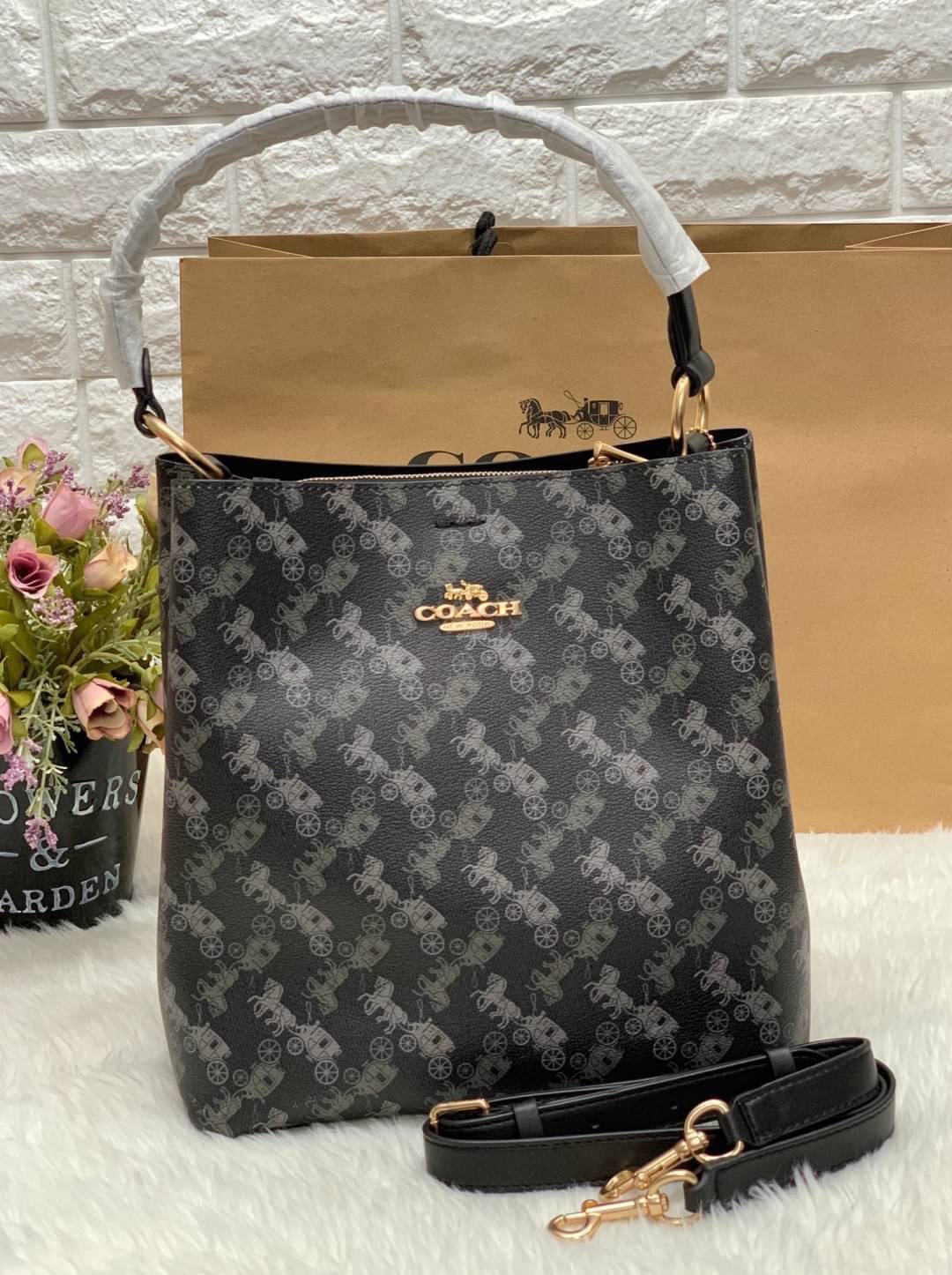 COACH TOWN BUCKET BAG WITH HORSE AND CARRIAGE PRINT ((2081-236)) 🔺กลับมาแล้ว ตามคำเรียกร้องค่ะ! กระเป๋าคล้องไหล่//สะพายข้างได้ วัสดุ pvc อย่างดี หนังนิ่มป่องพองตัวสวยงาม ลายรถม้าทั้งใบค่ะ ภายในกระเป๋าแบ่งเป็น2ช่องหลัก เปิดปิดแบบกระดุมแม่เหล็ก ภายใ
