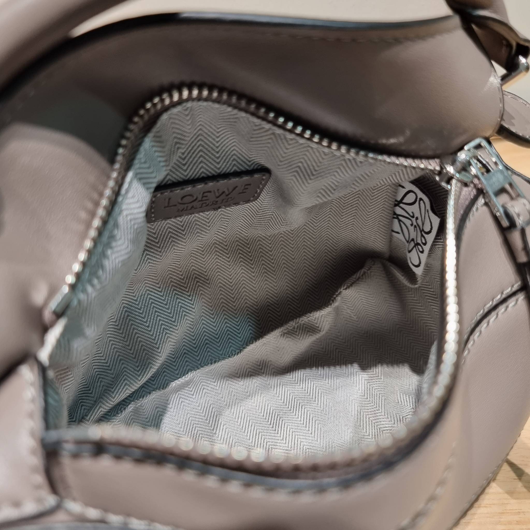 LOEWE MINI PUZZLE BAG IN CLASSIC สุดยอดแบรนด์ที่ดีไซน์เป็นเอกลักษณ์ โดดเด่น สวยหรู กับกระเป๋าสะพายข้างทรงกล่อง ไซส์มินิ สไตล์พัซเซิล ให้ฟีลลิ่งเหมือนตัวต่อคละสี ดูดีได้ทุกที่แค่มีใบนี้