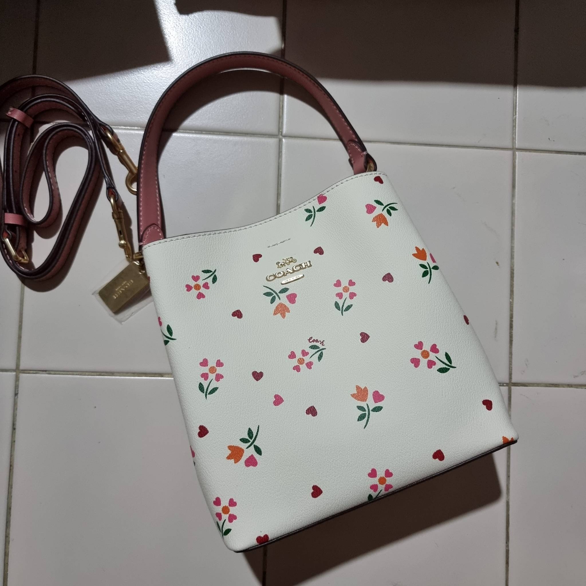 COACH C7976 SMALL TOWN BUCKET BAG WITH HEART PETAL PRINT 💕💜💕💝 คอลเลคชั่นใหม่ล่าสุด ที่พร้อมให้สาวๆได้สวยในเทศกาลแห่งความรัก กระเป๋าทรงบัคเก็ตไซส์เล็ก ดีไซน์ลวดลายสุดคิ้วท์ ช่อดอกไม้หัวใจ เห็นแล้วต้องปิ๊ง!! วัสดุหนัง pepble 