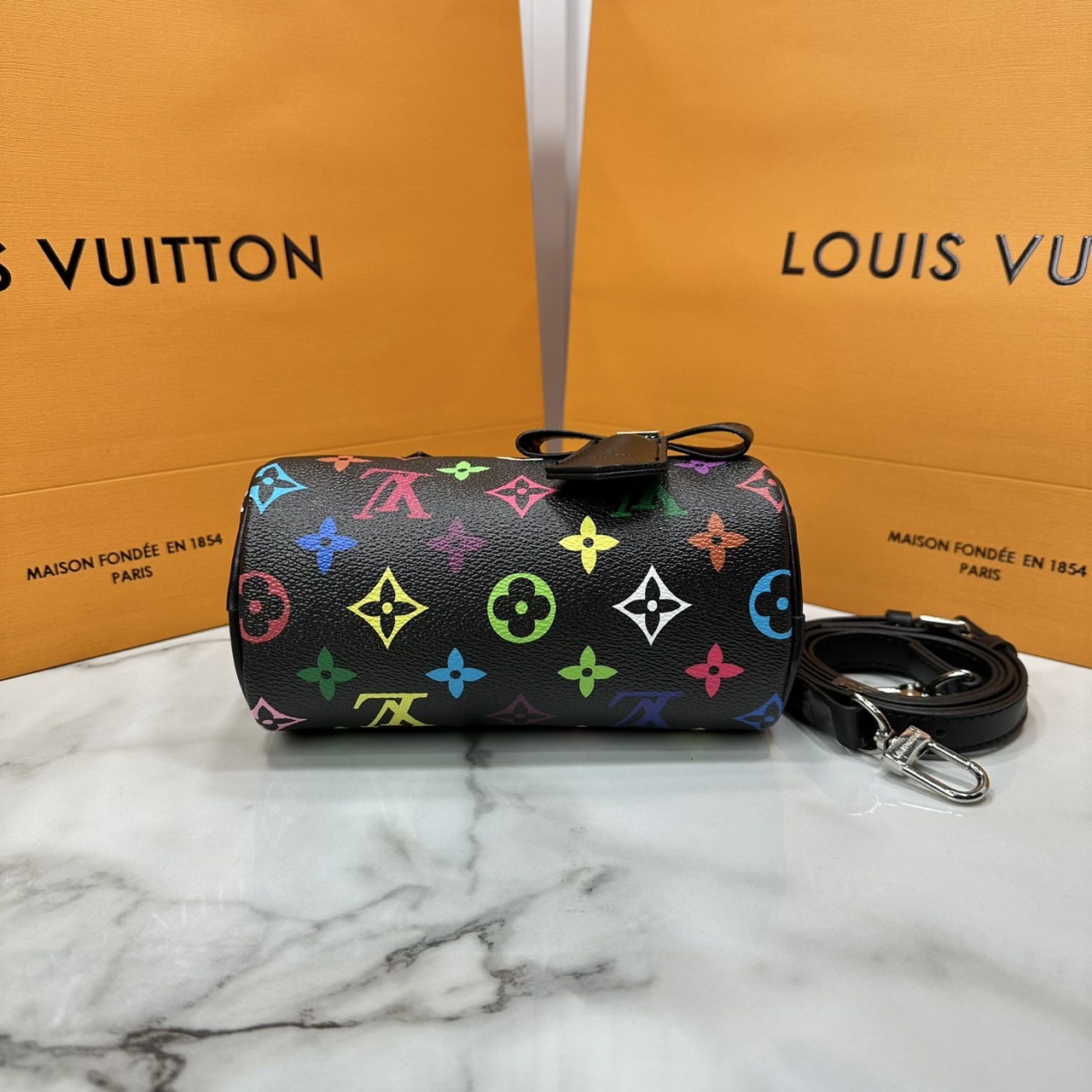 ORI | LV x TM Nano Speedy Bag Murakami กระเป๋าสะพายสปีดี้นาโนไซส์เล็ก เผยความมีชีวิตชีวาปรับดีไซน์โทนสีสดใส สวยเรียบหรู ผู้ดี แต่งแต้มดีเทลจากคอลเลคชั่น LV x Murakami คอมพลีตลุคด้วยที่ห้อยกุญแจรูปโบว์สุดเอ็กซ์คลูซีฟ