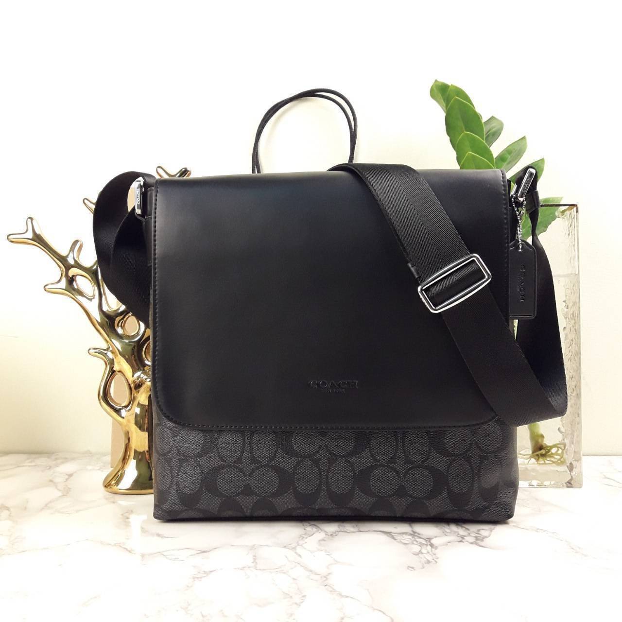 COACH CHARLES SMALL MESSENGER IN SIGNATURE (F54771)🌲ทั้งหล่อ ทั้งเท่มากๆขนาดนี้ ไม่ควรพลาด !! //สะพายข้างใบใหญ่ Unisex ใช้ได้ทั้งชายและหญิง // วัสดุแคนวาส ผสมหนังแท้อย่างดี อยู่ทรงสวย คุณภาพสุดๆ ฝาเปิดกระเป๋า ล็อคด้วยตัวล็อคแม่เหล็ก แน่นหนามากๆ ช่