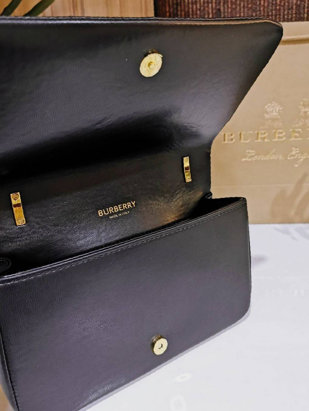 BURBERRY FRAGRANCES QUITED LAMBSKIN BAG VIP GIFT WITH PURCHASE GWP พรีเมี่ยมกิ๊ฟ Limited จาก BURBERRY Perfume DutyFree หนังแท้ Lambskin นิ่มสวยหรูดูดี เปิดปิดด้วยฝาปิดสัญลักษณ์รูปตัวB ภายในโล่งกว้าง ใส่มือถือ กระเป๋าสตางค์ได้ มาพร้อมสายสะพายโซ่ทองต่อหนังร