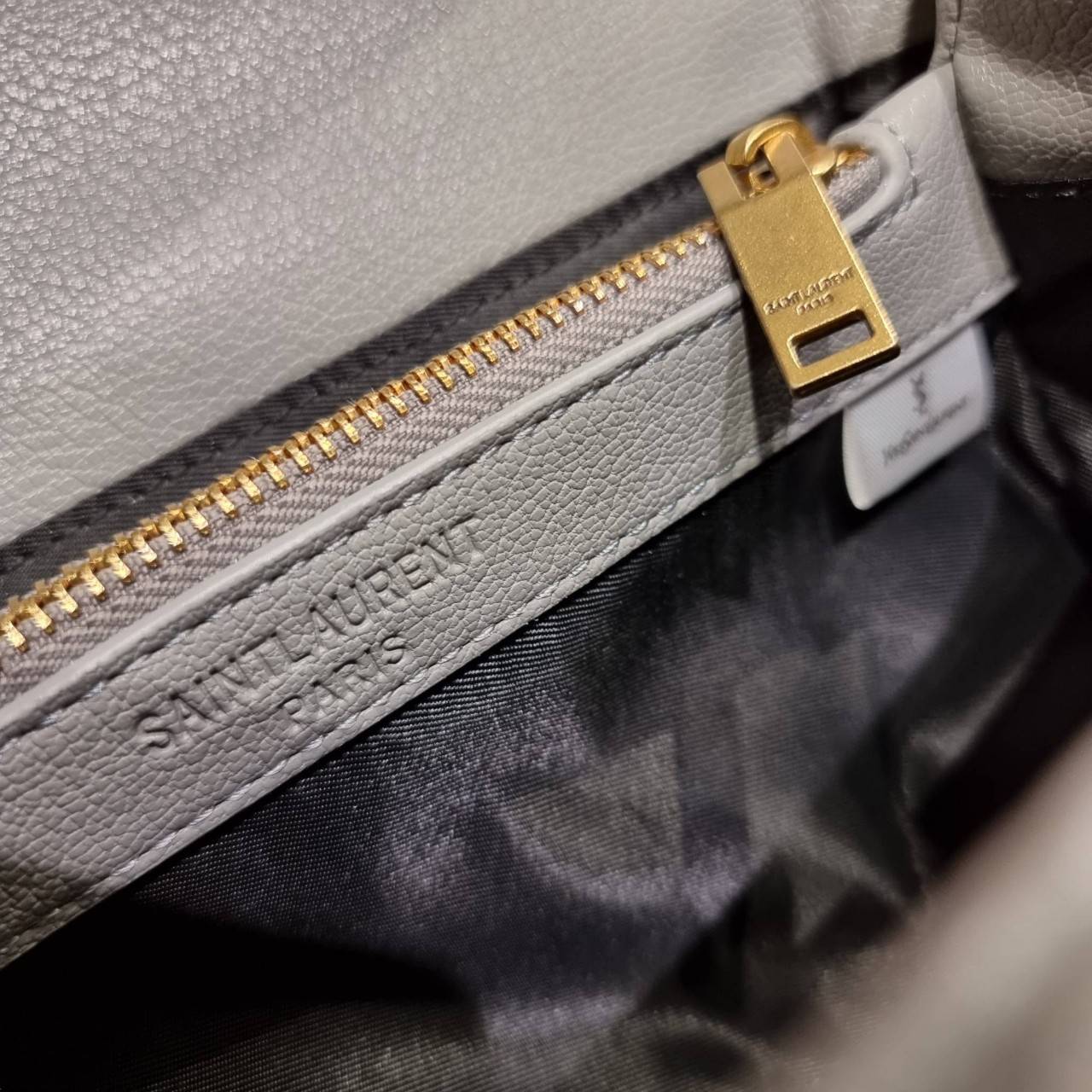 VIP 】หนังแท้ Yves Saint laurent crossbody boutique vip bag กระเป๋าสะพายไหล่ ดีไซน์ทรงสวยหรู พิเศษ แถมฟรี พวงกุญแจห้อยอะไหล่สีทอง ดูแพงไปหมดจริงๆไอเท็มนี้ วัสดุหนังสังเคราะห์ลายคาร์เวีย เปิด-ปิดด้วยกระดุมแม่เหล็ก ภายในโล่งกว้าง มาพร้อมหูจับในตัว และสายสะพา