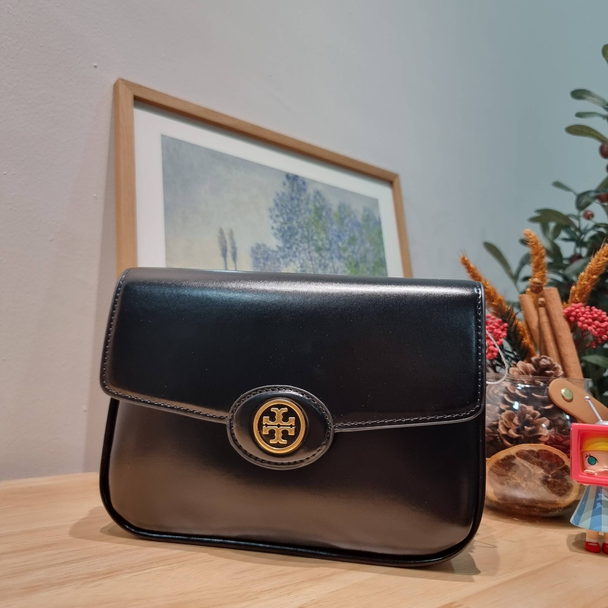 TORY BURCH ROBINSON SPAZZOLATO CONVERTIBLE SHOULDER BAG คอลเลคชั่นใหม่ สวยก่อนใคร ในราคาสุดคุ้ม! กับกระเป๋าสะพายไหล่ ดีไซน์สุดหรู หนังแก้วเงาสวยคม สีผู้ดี รูปทรงใช้งานได้ทุกลุค