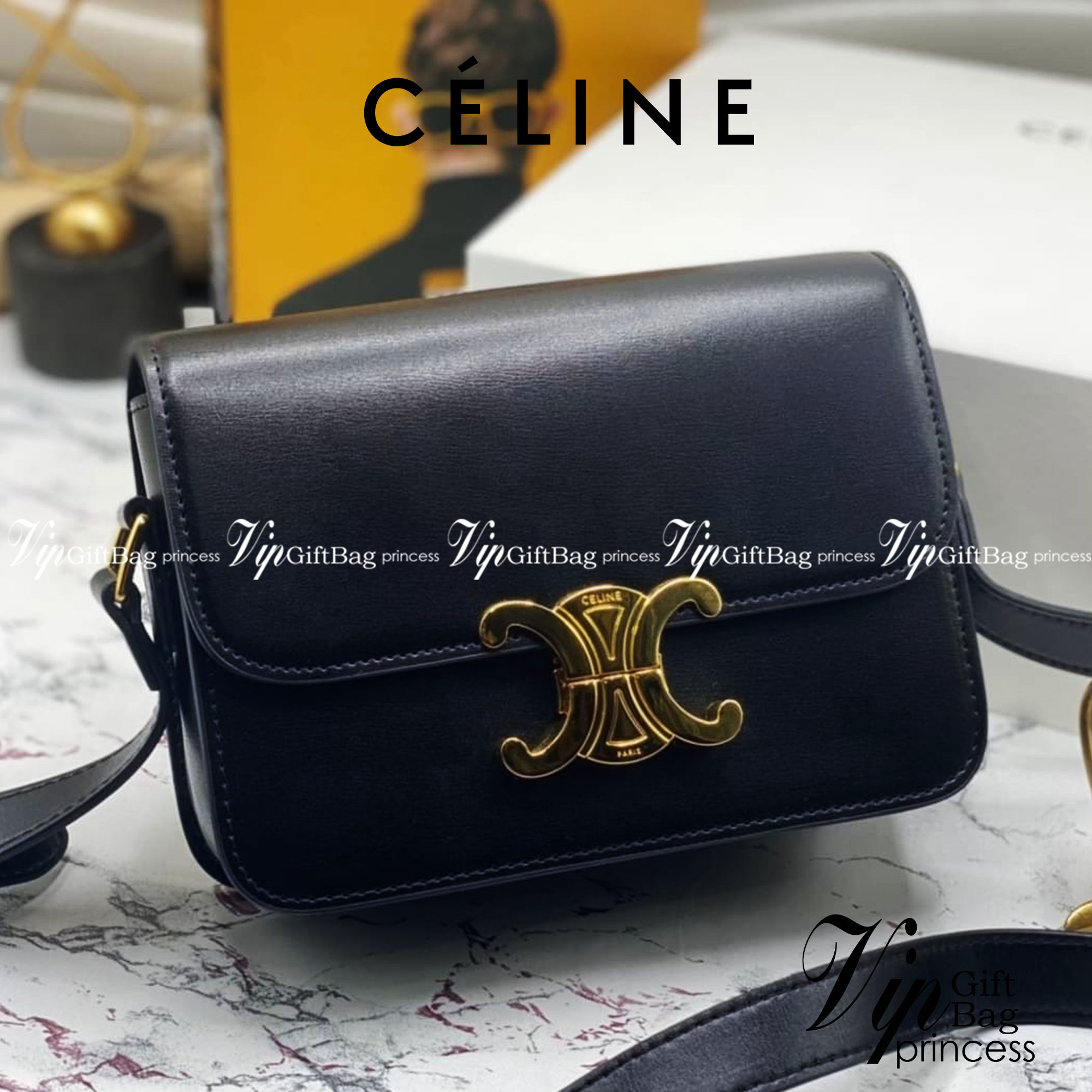 CELINE TRIOMPHE CROSSBODY BAG / CELINE TEEN ดีไซน์ยอดนิยมสไตล์ LISA ทรงสี่เหลี่ยมหนังสวยหรูอยู่ทรงเปิดปิดด้วยฝาปิดโลโก้แบรนด์อะไหล่ทอง ภายในมีช่องหลัก ช่องย่อย และช่องซิป สามารถใส่มือถือของใช้จุกจิกได้เยอะ มาพร้อมสายสะพายหนังยาวปรับระดับได้ จะสะพายไหล่ CR