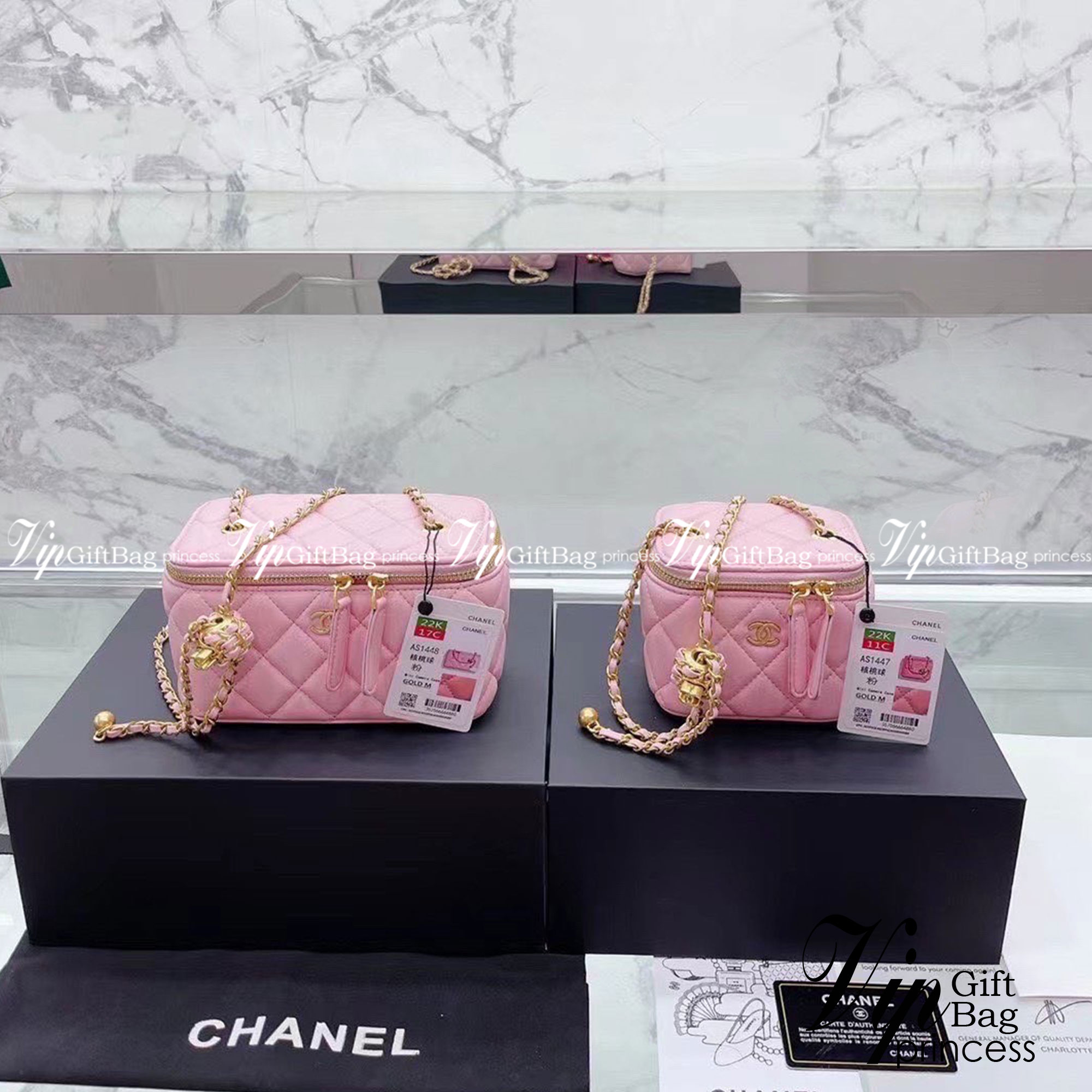 CHANEL Pearl Crush Vanity Case With Classic Chain / Chanel Vanity crossbody bag ฮอตสุด น่ารักสุด กระเป๋าทรงกล่องใบเล็กน่ารัก มี 2 ขนาด งานหนังสวย ตอบโจทย์และครองใจสาวๆ ได้อย่างแท้จริง ดีไซน์เรียบหรู มาพร้อมโลโก้อะไหล่ทองเพิ่มความโดดเด่น เป็นอีกรุ่นที่สาวๆ