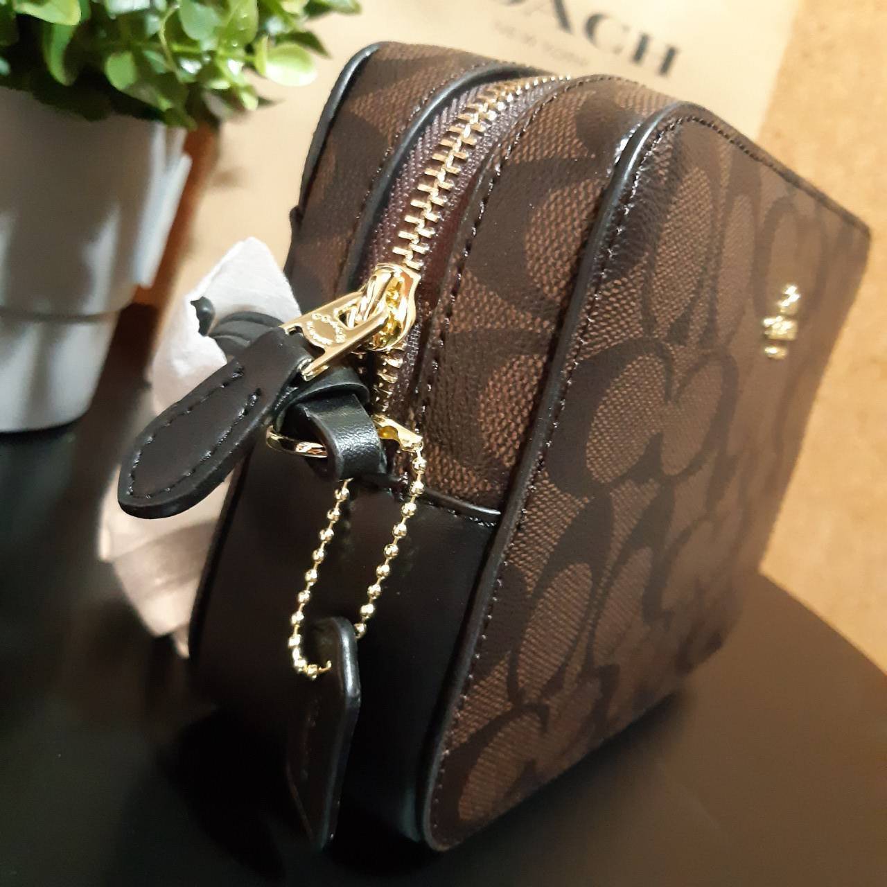 COACH 91677 MINI CAMERA BAG IN SIGNATURE CANVAS ขายดีที่สุด!! กระเป๋าสะพายข้างไซส์มินิ คลาสสิคอยู่ทรง อะไหล่ทองตัดดูหรู วัสดุหนังแคนวาสเคลือบลาย เปิด-ปิดด้วยซิป สายสะพายปรับได้ตามตัว ใบนี้แมทช์ได้ทุกลุค ใช้เป็น everyday bag ได้สบายๆเลยจ้า