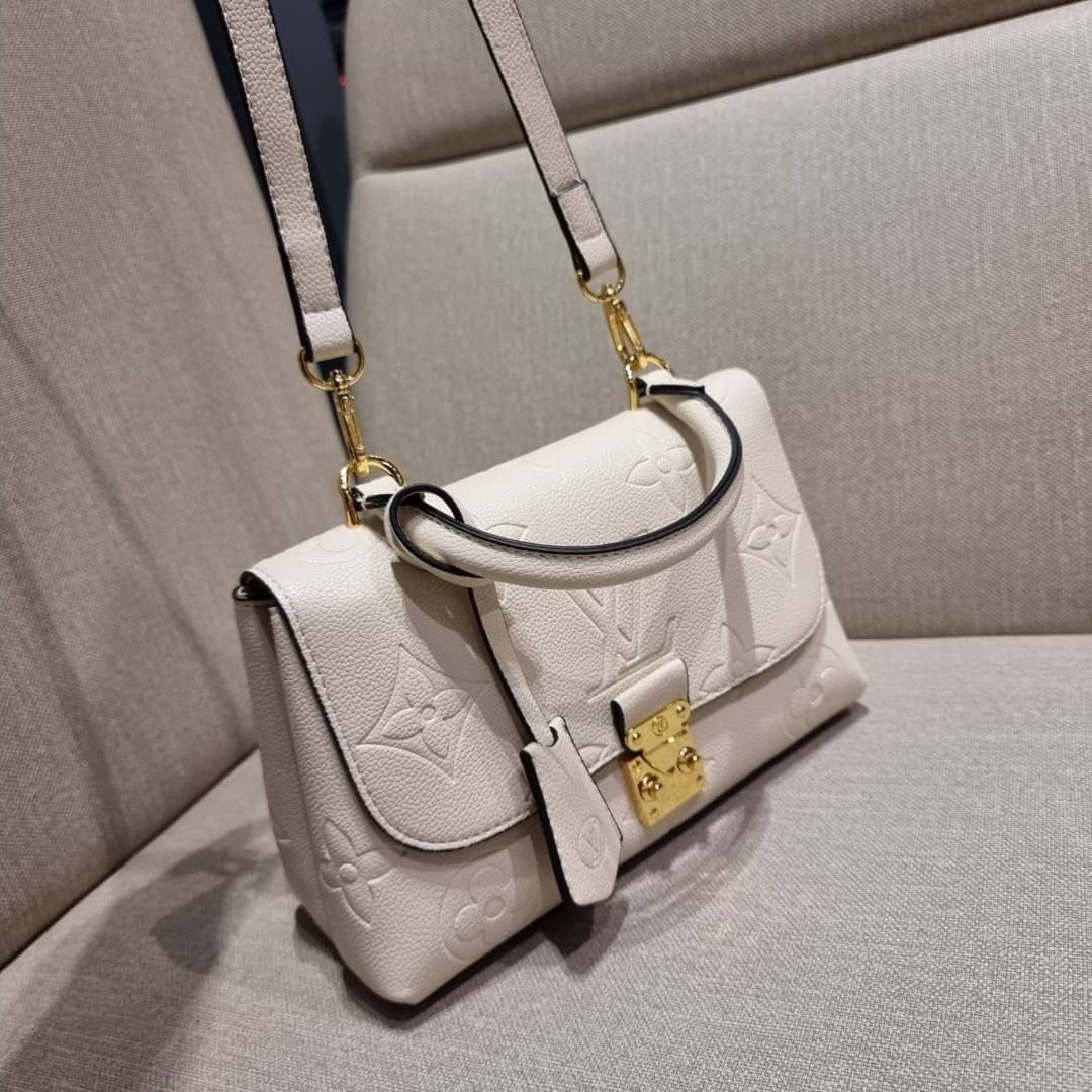 VIP 🥂 LV MADELEINE BAG ใหม่ล่าสุด อีกหนึ่งรุ่นคลาสสิคหายาก ที่สาวๆรอคอย กระเป๋าถือ/สะพายข้าง ดีไซน์เรียบง่าย แต่เต็มไปด้วยดีเทลความหรู วัสดุหนังวัวปั๊มลายเอกลักษณ์ เปิด‐ปิดด้วยอะไหล่กดล็อคสีทองหรู และมีพวงหนังห้อยพิเศษแถมมาให้ด้วย ภายในแบ่งสัดส่วน