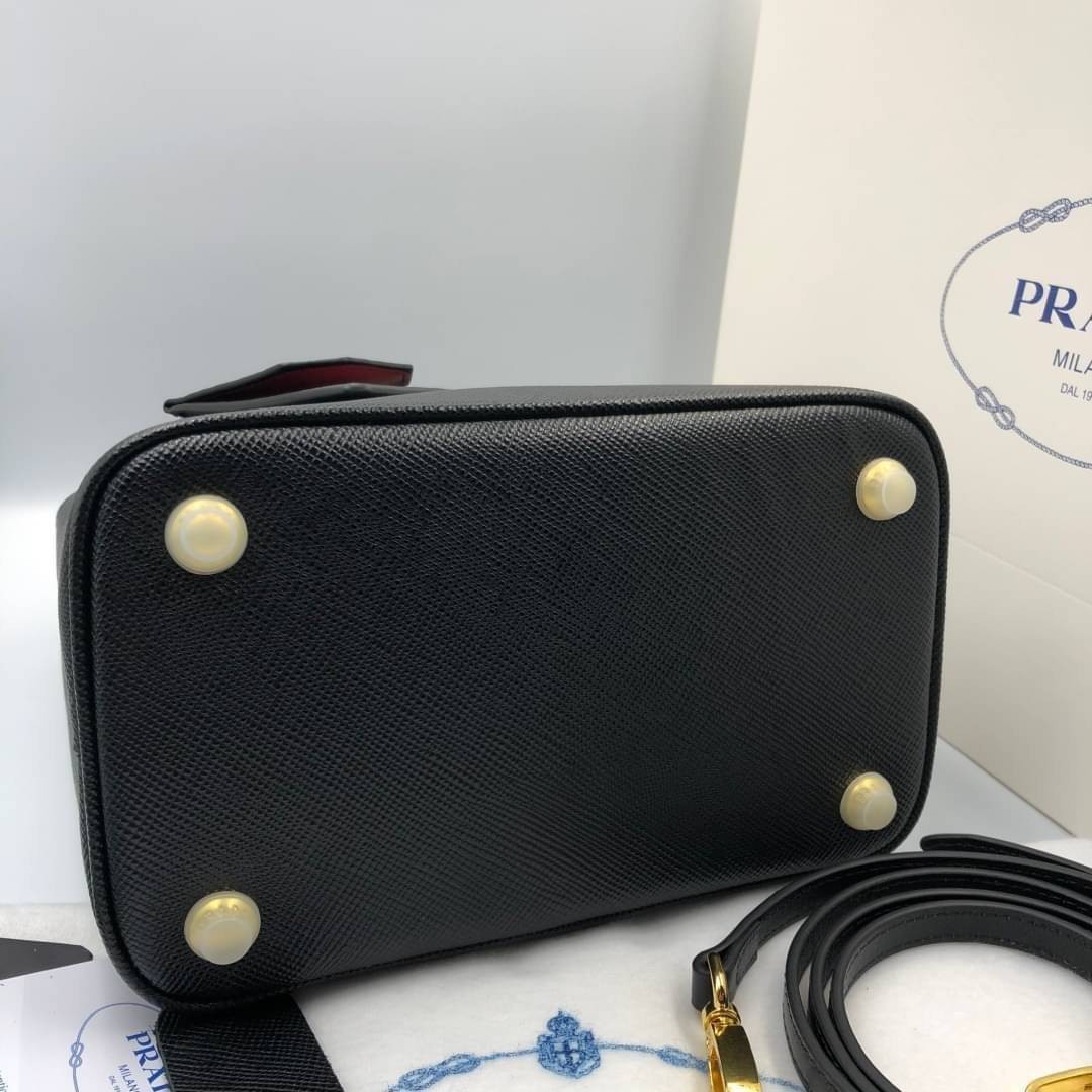 VIP 】หนังแท้ Prada Panier Bag Medium Saffiano Leather พร้อมส่งที่ไทย กระเป๋าสะพายข้างทรงบัคเก็ต จุของได้เยอะมาก เรียบแต่หรู ต้องใบนี้เลยค่าา