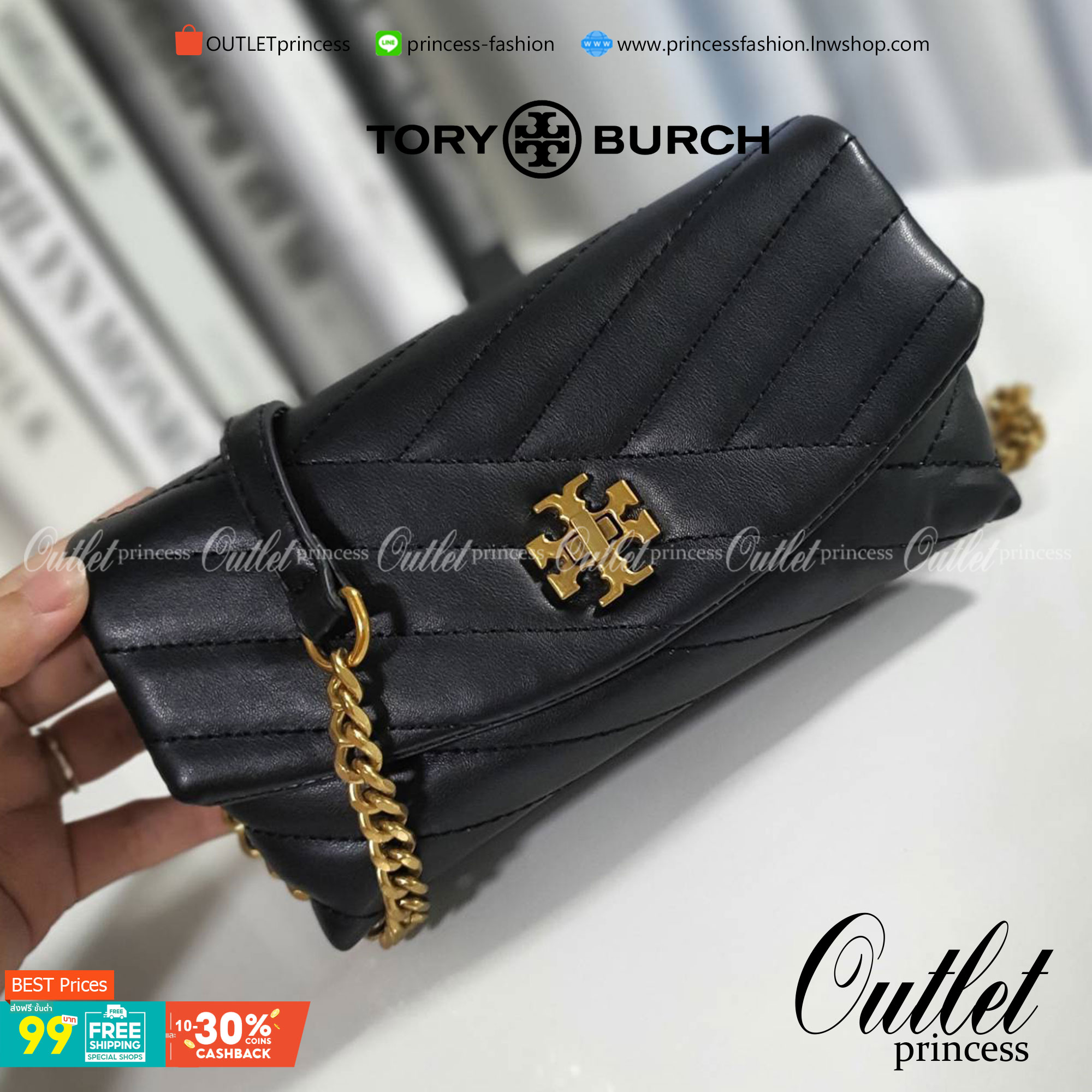 Tory Burch Kira Crossbody Bag กระเป๋าสะพายข้างทรงสวย ใบขนาดเล็กกำลังดี วัสดุหนังสังเคราะห์ นิ่มมือมากกก **อะไหล่ทองวินเทจ ประดับโลโก้แบรนด์เป็นตัวล็อคด้านหน้า ด้านในบุผ้าไนลอนปั้มแบรนด์ แบ่งช่องเป็นสัดส่วน พร้อมช่องซิปกลาง สามารถใส่กระเป๋าสตางค์ใบกลาง มือ