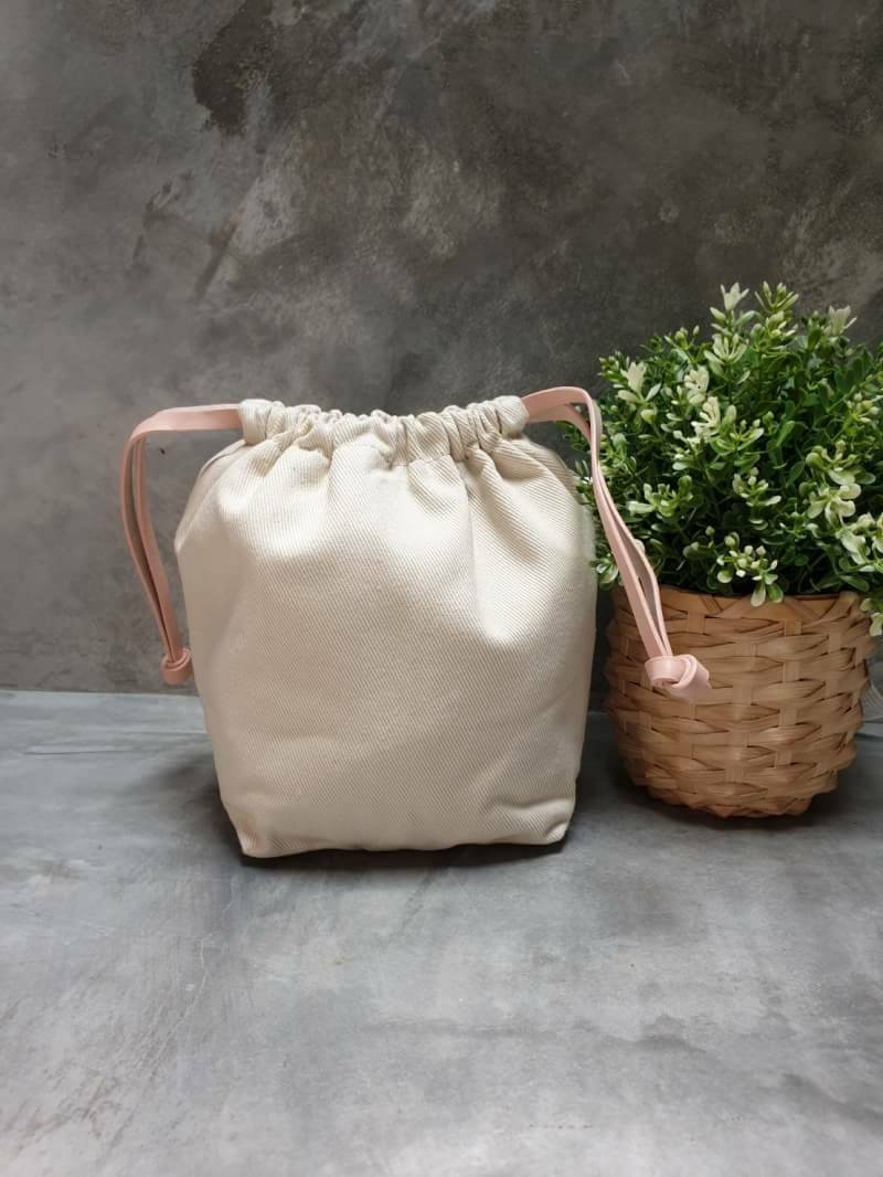 charleskeith Laser cut bucket bag กระเป๋าทรงเก๋ วัสดุหนังนิ่ม มาพร้อมกระเป๋าด้านใน มาพร้อมสายสะพายยาวปรับระดับได้ รุ่นนี้น่ารักมากค่ะ ห้ามพลาดเลยนะยูว์....