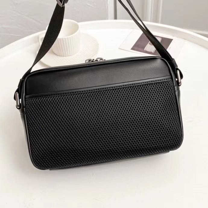 COACH EDGE CROSSBODY IN SIGNATURE CANVAS กระเป๋าสะพายครอสบอดี้ร์ วัสดุหนังแท้ หนังนิ่มอย่างดีค่ะ ด้านหน้ามีช่องซิปซ่อนให้หนึ่งช่อง เปิดปิดช่องหลักแบบซิปคู่ภายในกว้าง ใส่ของได้จุเลยนะคะ มีช่องซิปและช่องเล็กให้อีก2ช่อง;ด้านหลังกระเป๋าเป็นช่องโล่งใส่ของอีกช่