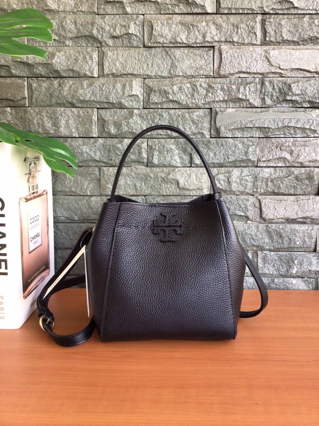 คอลเลคชั่นขายดี มากี่รอบๆ ก็หมดไวทุกรอบ!! TORY BURCH MCGRAW MINI BUCKET BAG กระเป๋าสะพาย และ ถือ คล้องแขน ทรงถัง สะพายได้ 2 ทรง ผลิตจากหนังแท้ หนังลูกวัว หนังนุ่ม หนังหอม น้ำหนักเบามากกก!! หนังลื่น นิ่มสวยมากๆ!! ด้านหน้าประดับโลโก้แบรนด์ ภายในโล่งกว้าง มี